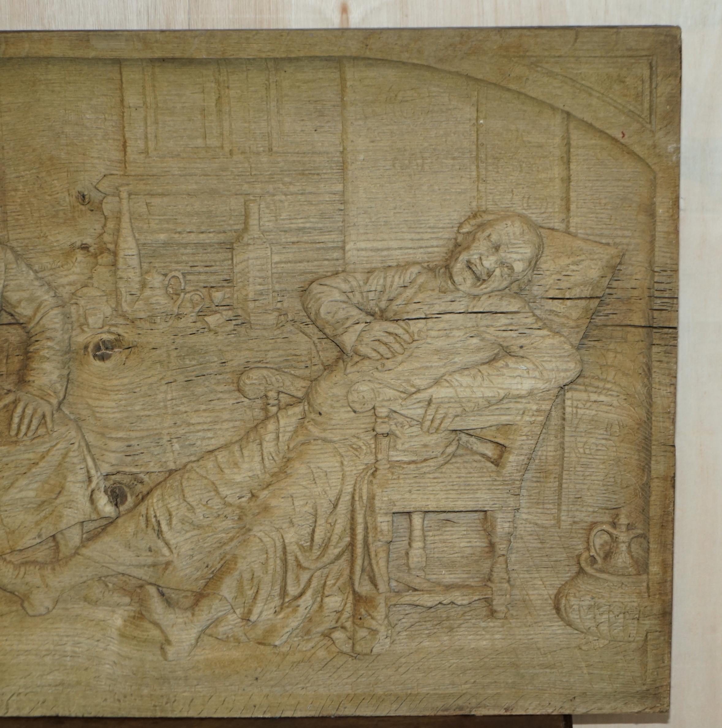 Sehr große antike handgeschnitzte Tafel aus gestreifter Eiche aus dem 18. Jahrhundert mit Drunk Freinds im Angebot 4