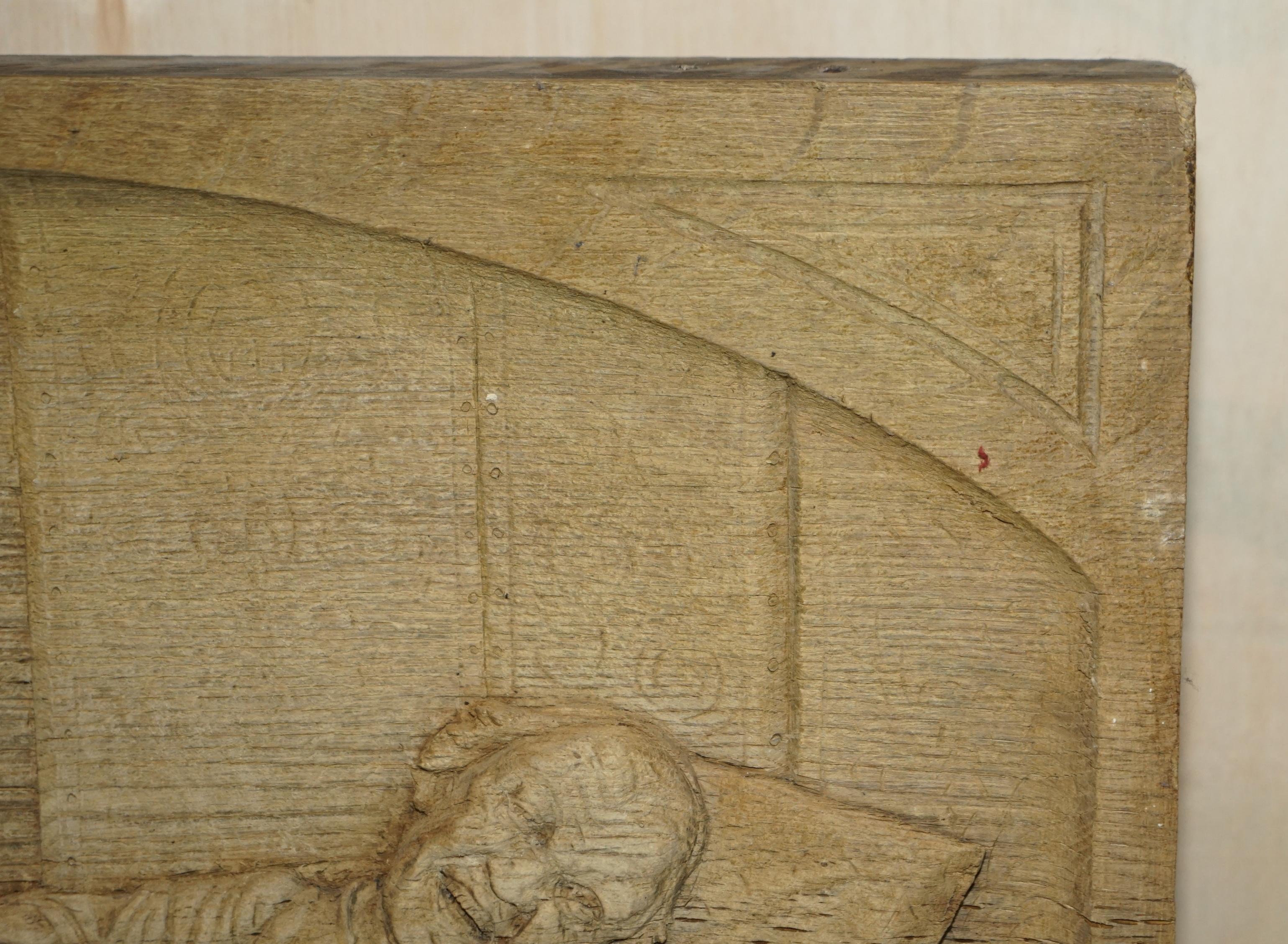 Sehr große antike handgeschnitzte Tafel aus gestreifter Eiche aus dem 18. Jahrhundert mit Drunk Freinds im Angebot 5