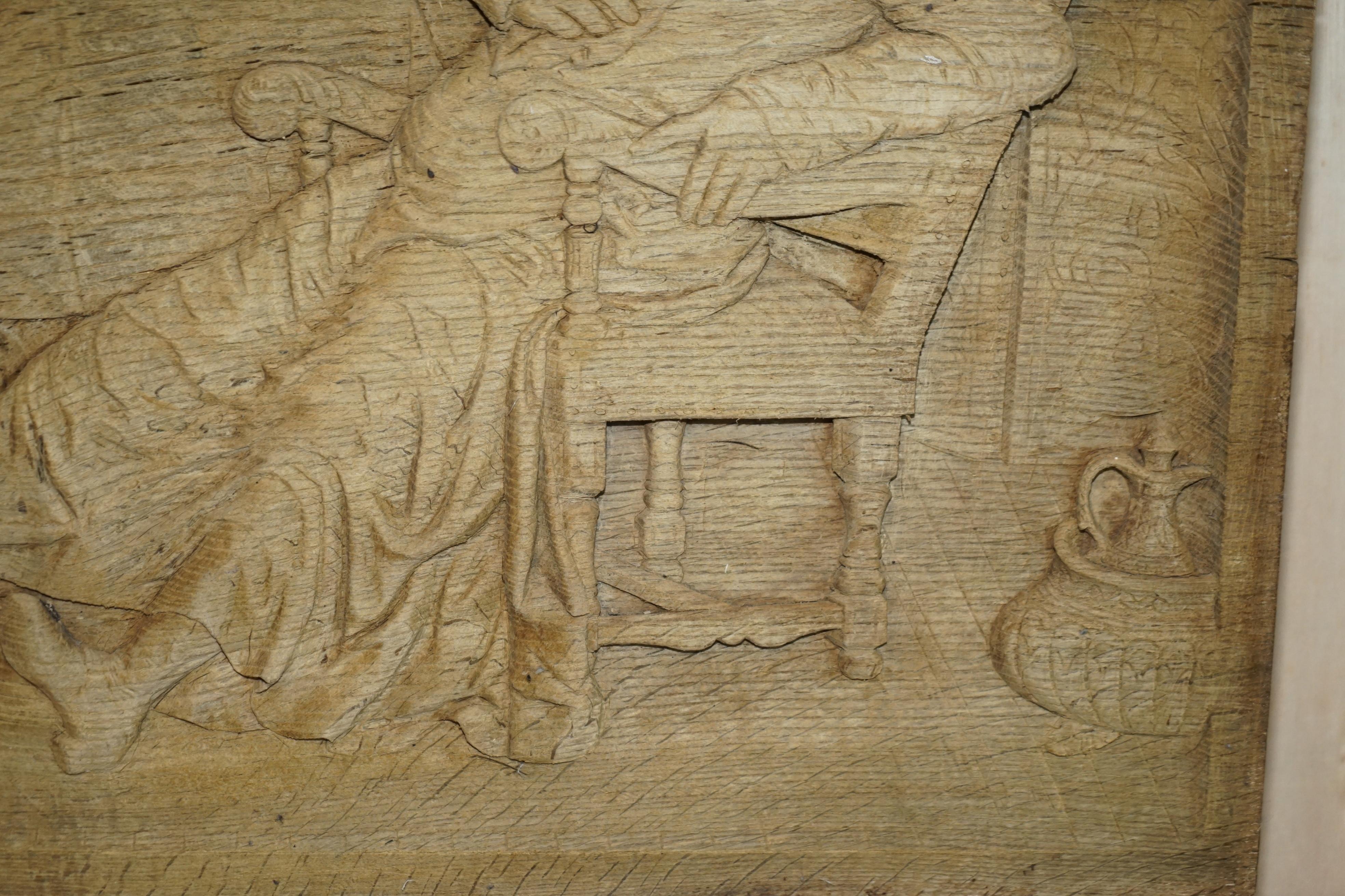 Sehr große antike handgeschnitzte Tafel aus gestreifter Eiche aus dem 18. Jahrhundert mit Drunk Freinds im Angebot 7