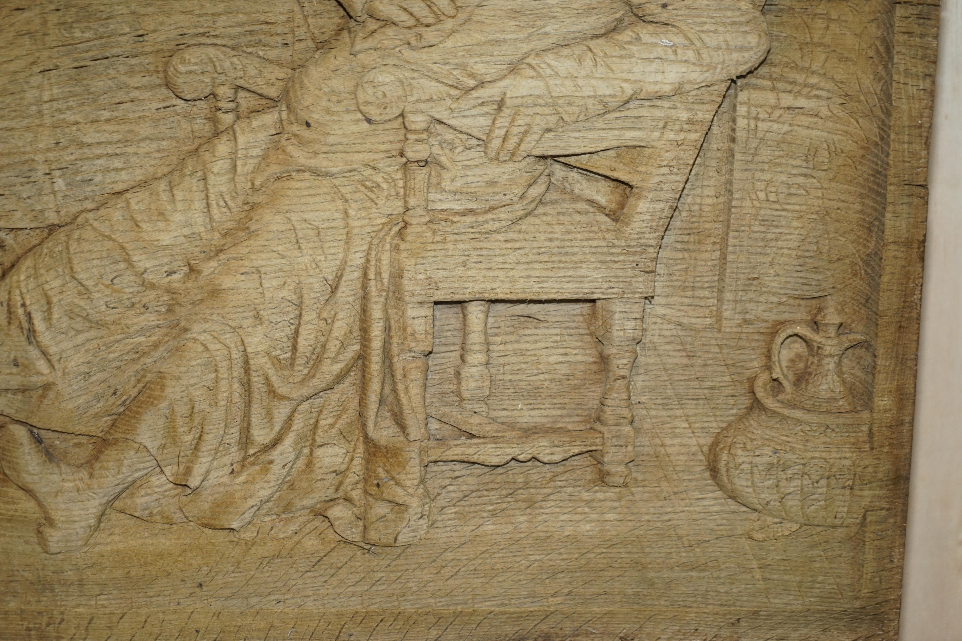 Panel antiguo muy grande de roble decapado del siglo XVIII tallado a mano de amigos borrachos en venta 6