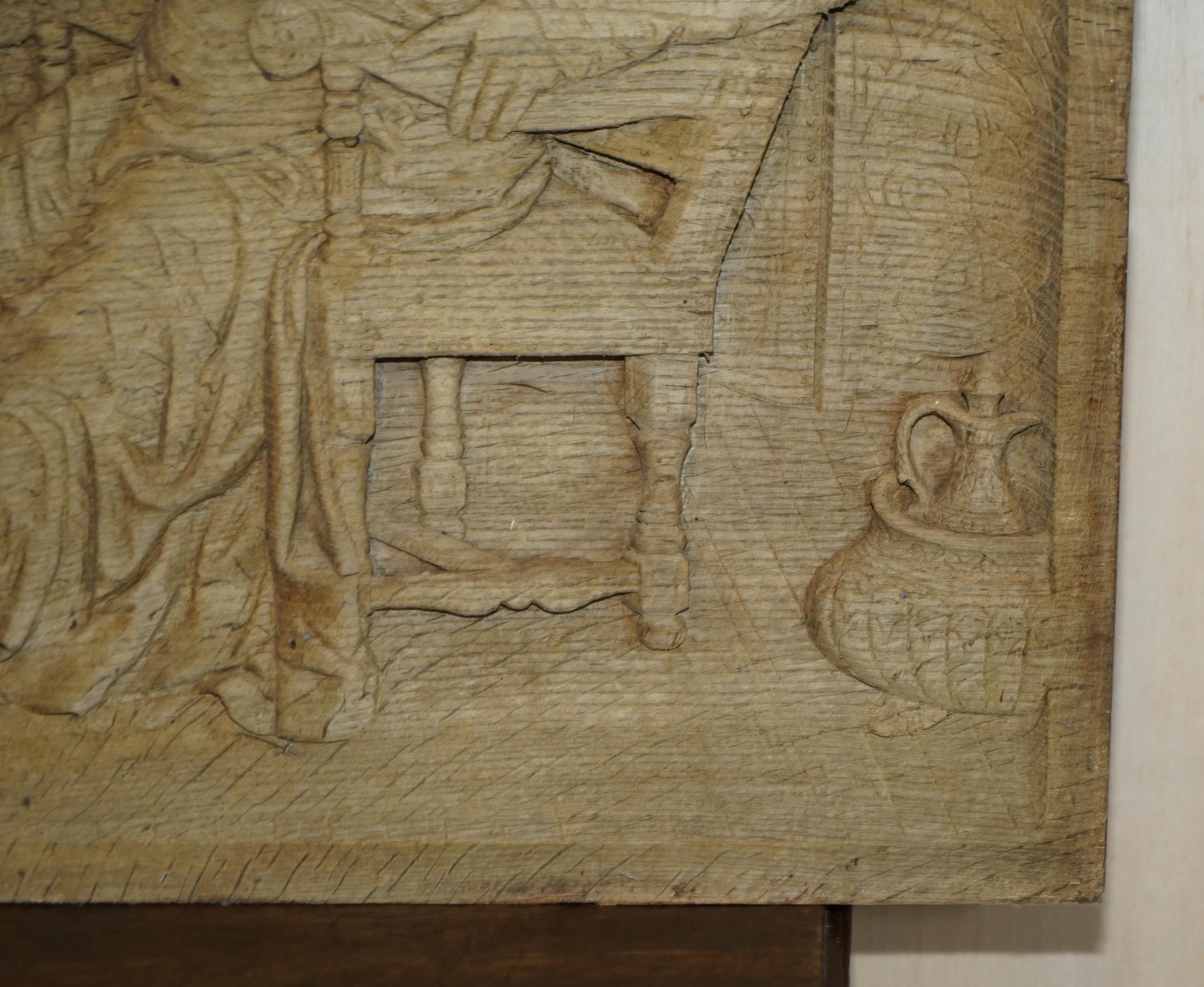 Sehr große antike handgeschnitzte Tafel aus gestreifter Eiche aus dem 18. Jahrhundert mit Drunk Freinds im Angebot 8