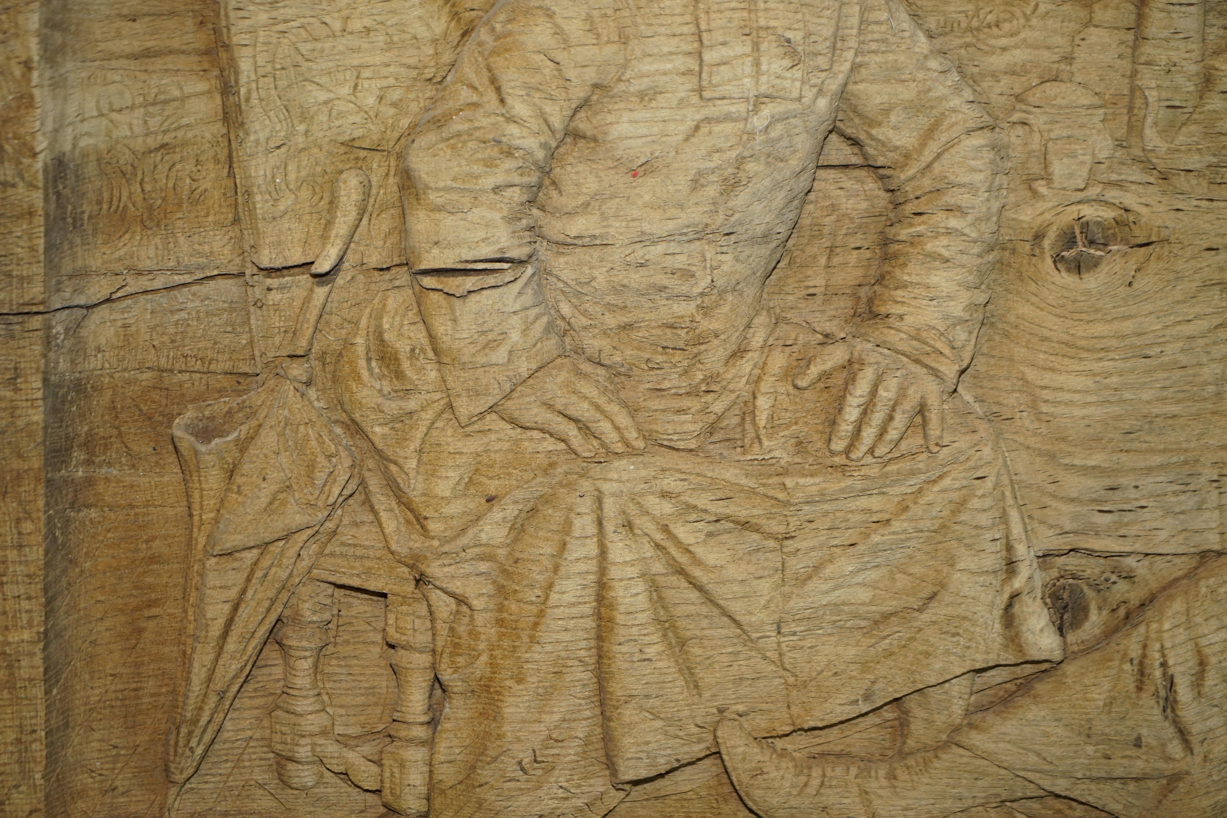 Panel antiguo muy grande de roble decapado del siglo XVIII tallado a mano de amigos borrachos Tallado a mano en venta