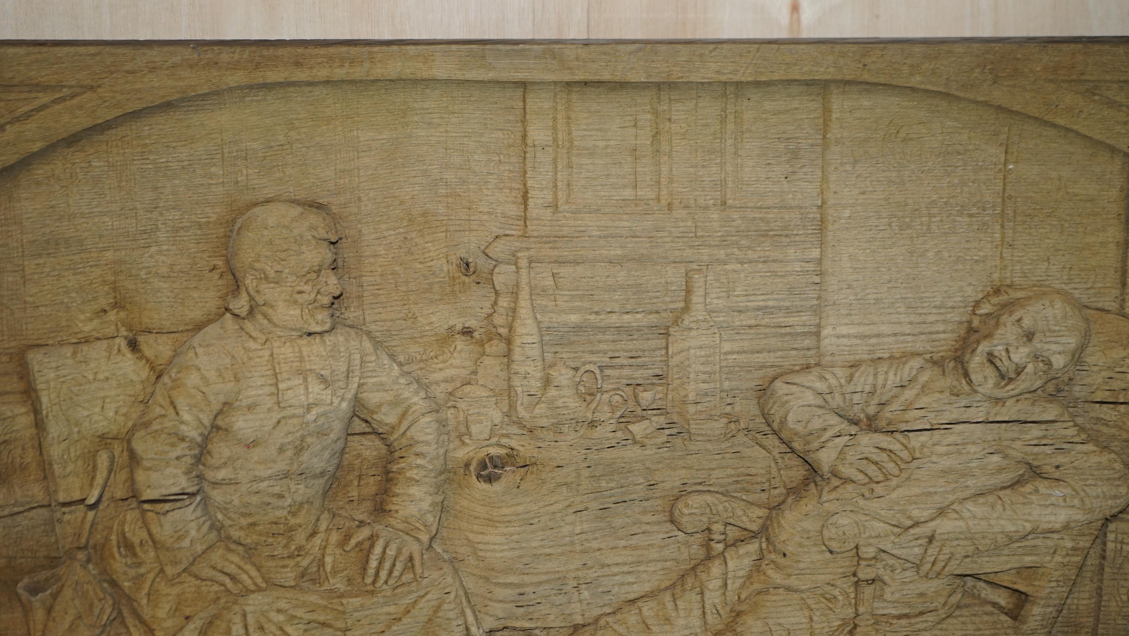 Sehr große antike handgeschnitzte Tafel aus gestreifter Eiche aus dem 18. Jahrhundert mit Drunk Freinds (Eichenholz) im Angebot