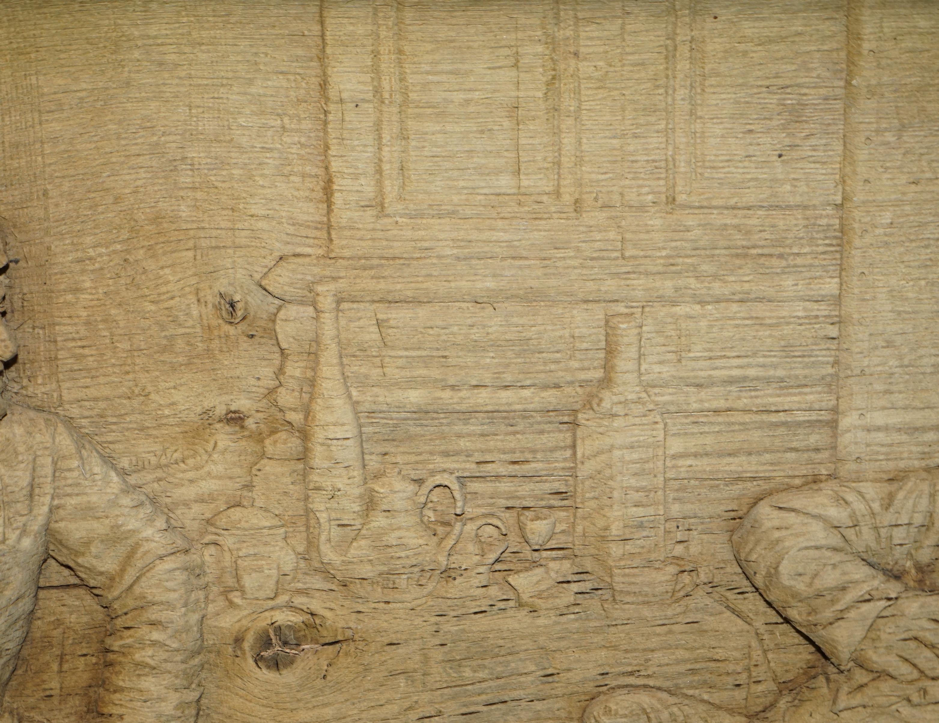 Sehr große antike handgeschnitzte Tafel aus gestreifter Eiche aus dem 18. Jahrhundert mit Drunk Freinds im Angebot 1
