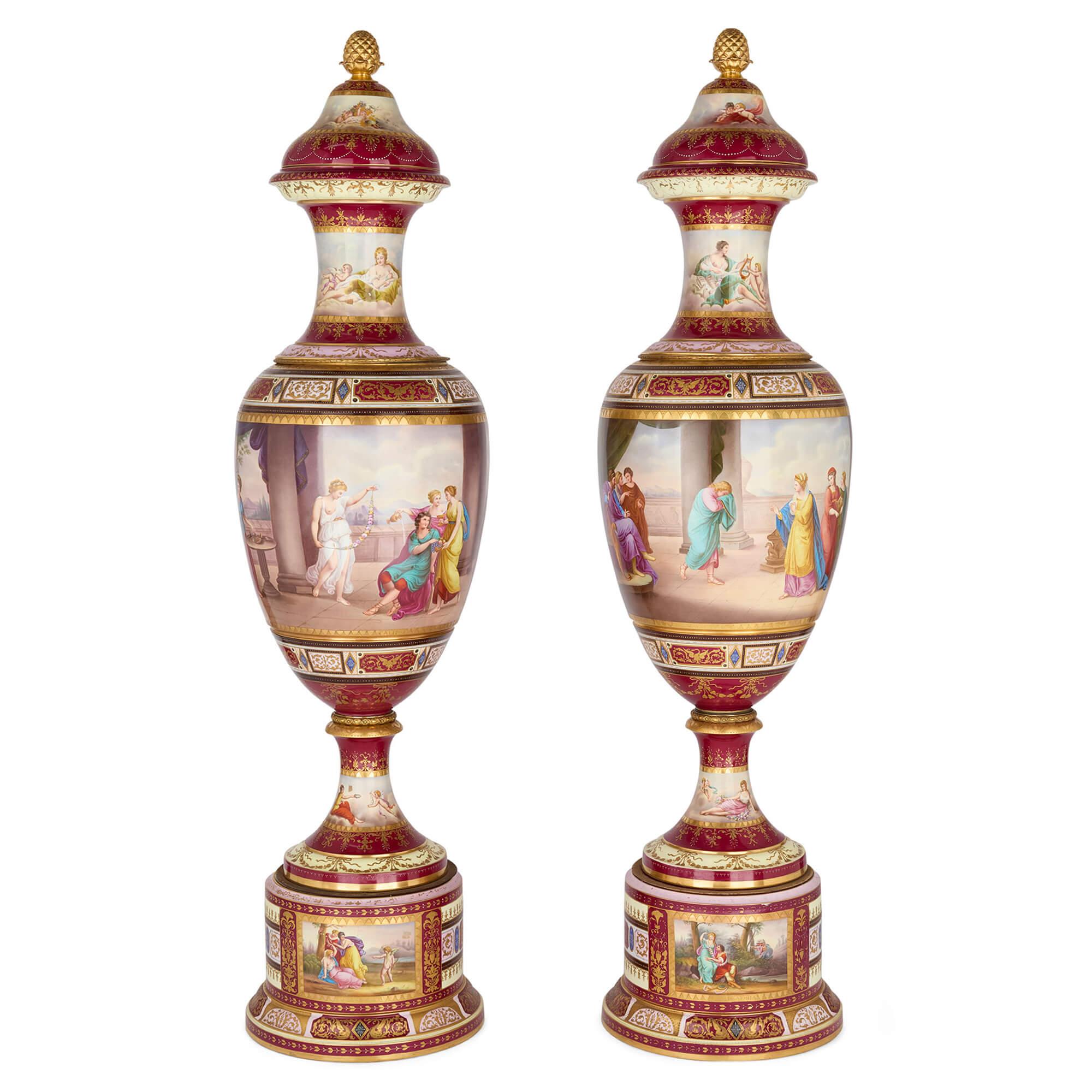 Jarrones antiguos de porcelana pintada austriaca mitología Royal Vienna muy grandes
Austria, finales del siglo XIX 
Altura 180 cm, diámetro 46 cm

Excepcional pareja de jarrones de porcelana de finales del siglo XIX, estas finas obras fueron
