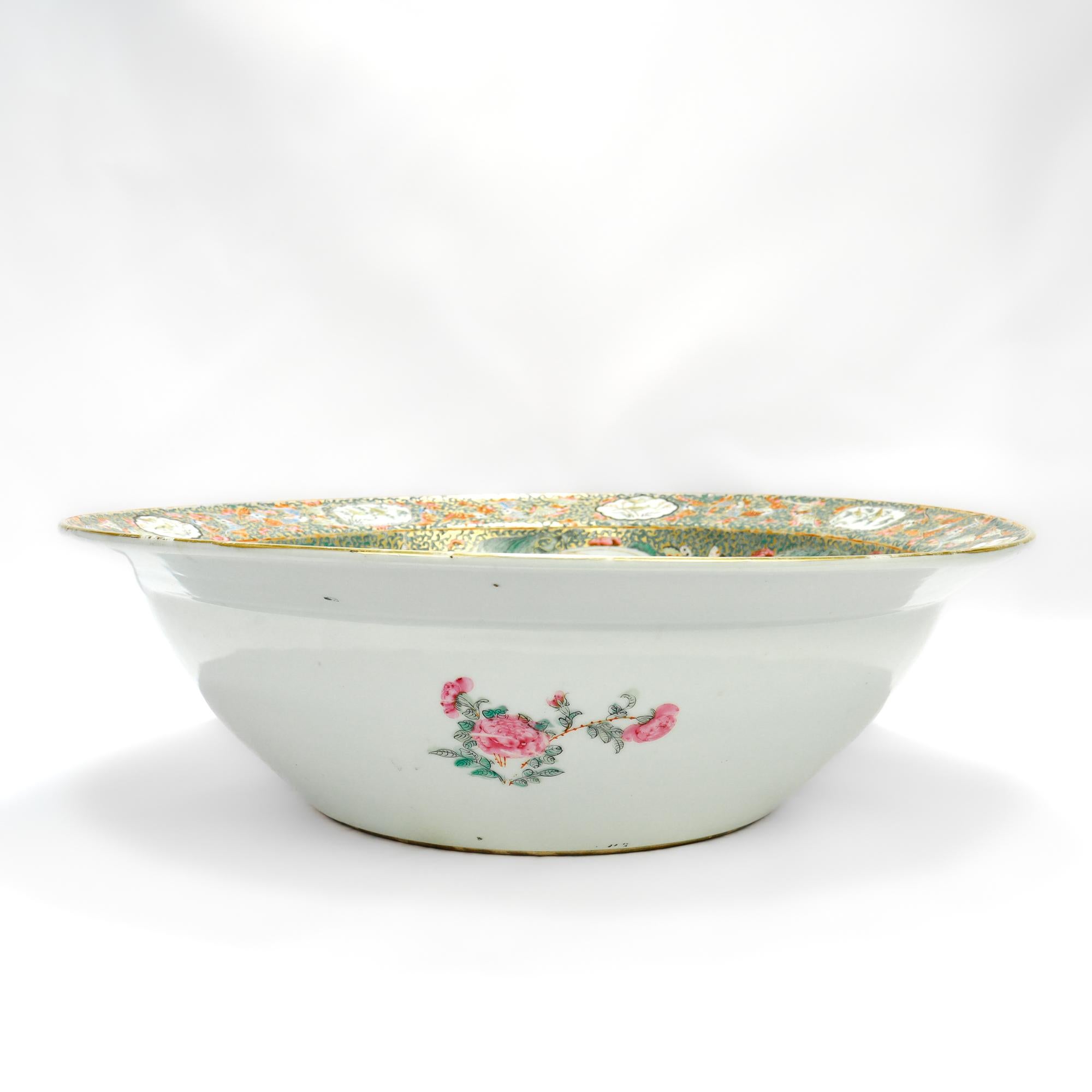 Très grand lavabo ou bol en porcelaine chinoise avec médaillon en forme de rose.

Dans le style de la famille rose.

Le cartouche central de la coupe représente une scène de cour. 

Les parois intérieures de la coupe comportent 6 cartouches avec 4