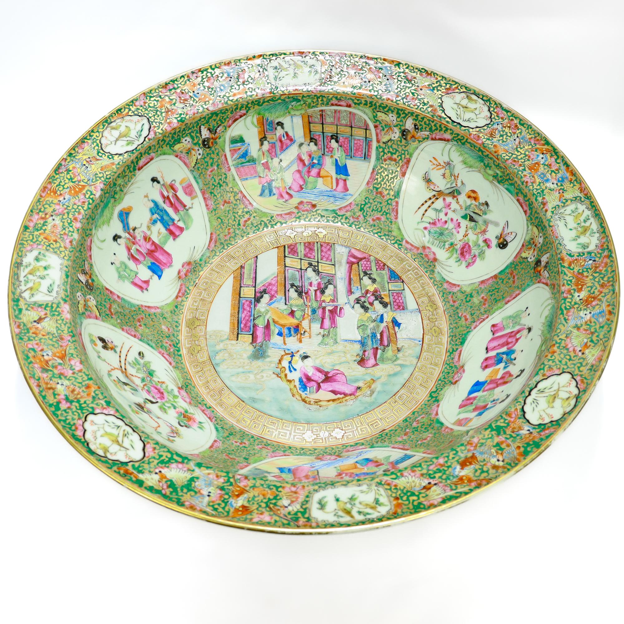 Chinois Très grand bol ou bassin antique chinois à médaillon rose de la période Qing en vente