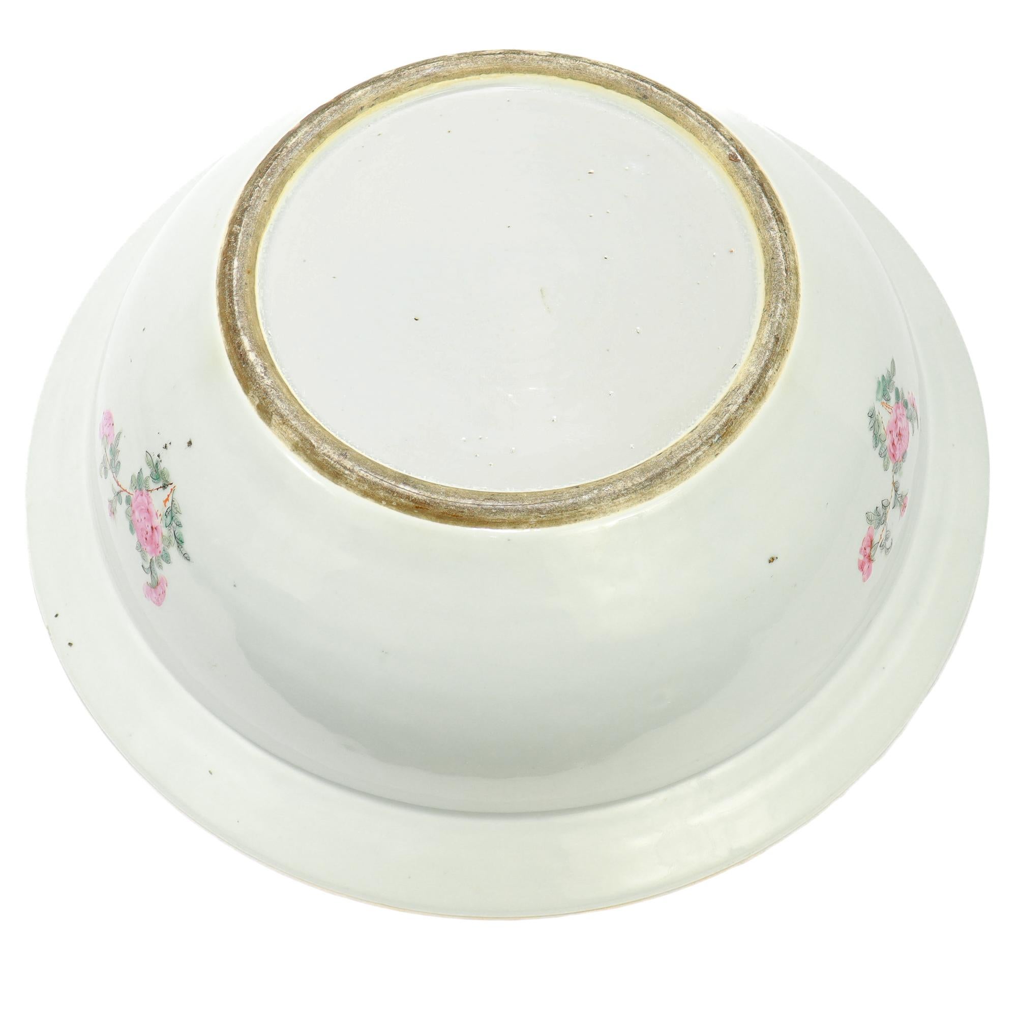 Très grand bol ou bassin antique chinois à médaillon rose de la période Qing Bon état - En vente à Philadelphia, PA