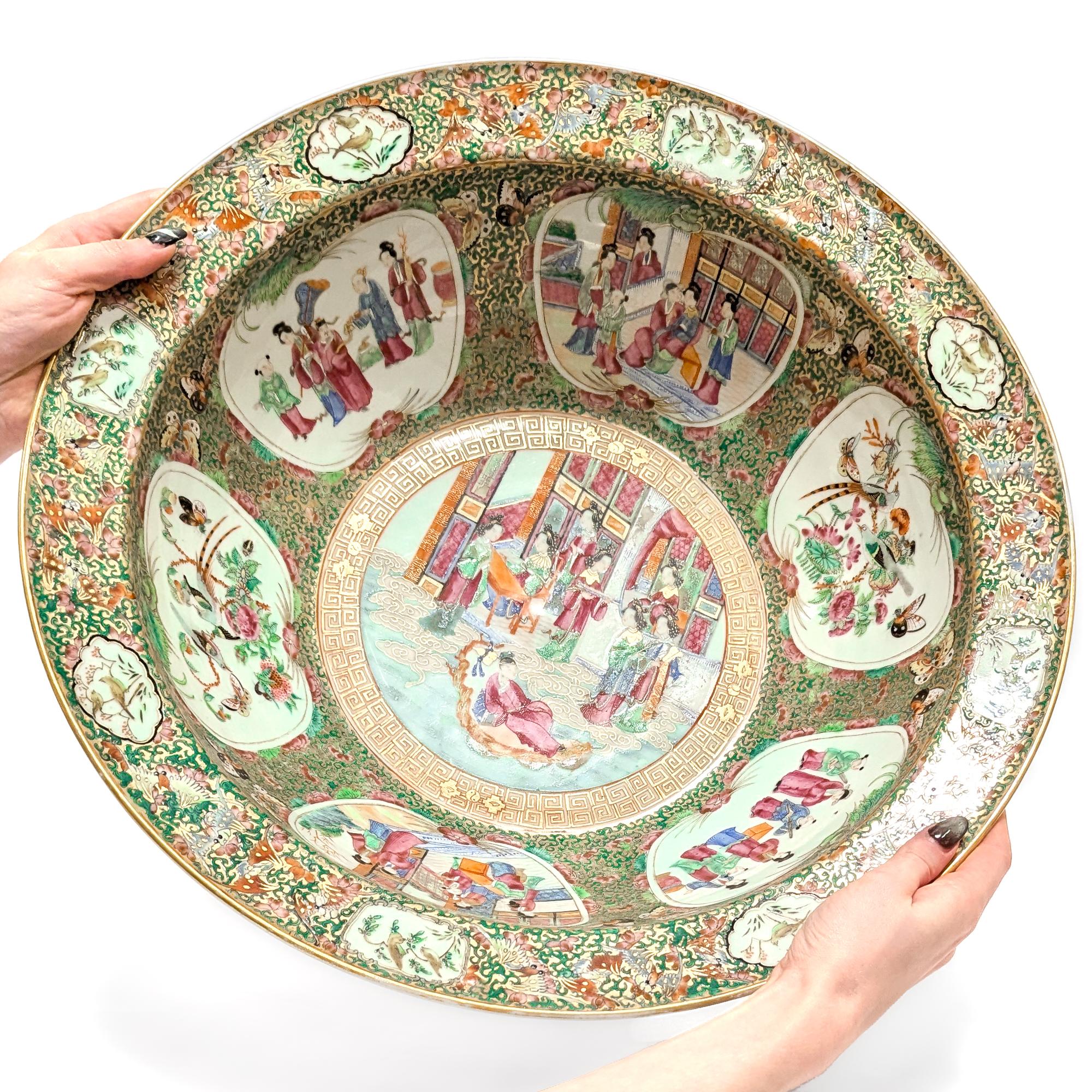 XIXe siècle Très grand bol ou bassin antique chinois à médaillon rose de la période Qing en vente