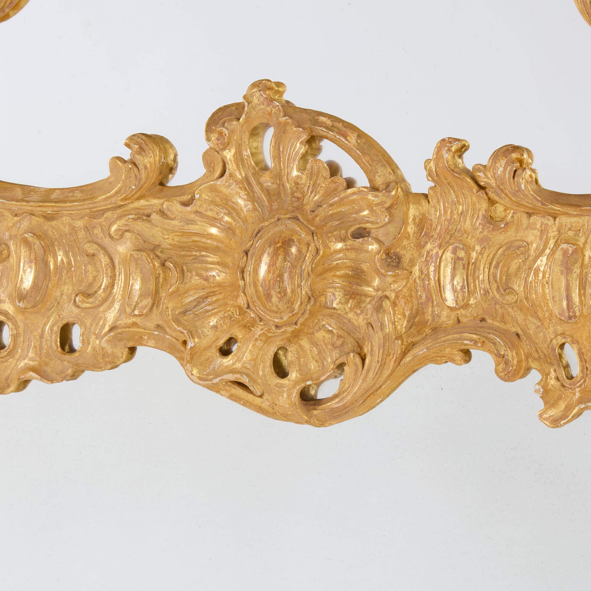 Specchio d'oro in legno d'orato inglese molto grande  
Inglese, fine del XIX secolo
Altezza 189cm, larghezza 120cm, profondità 14cm

Esempio eccezionale di artigianato inglese del XIX secolo, questo specchio in legno dorato cattura l'eleganza e la