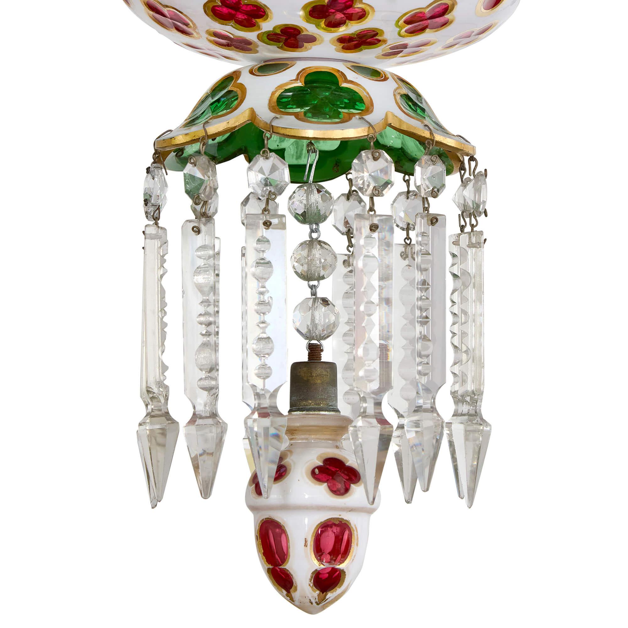 Très grand lustre ancien en verre rouge, vert et transparent de Baccarat.
Français, fin du 19e siècle 
Hauteur 220 cm, diamètre 130 cm

Cet impressionnant bâtiment de la fin du 19e siècle  Ce lustre, fabriqué en France par Baccarat et probablement
