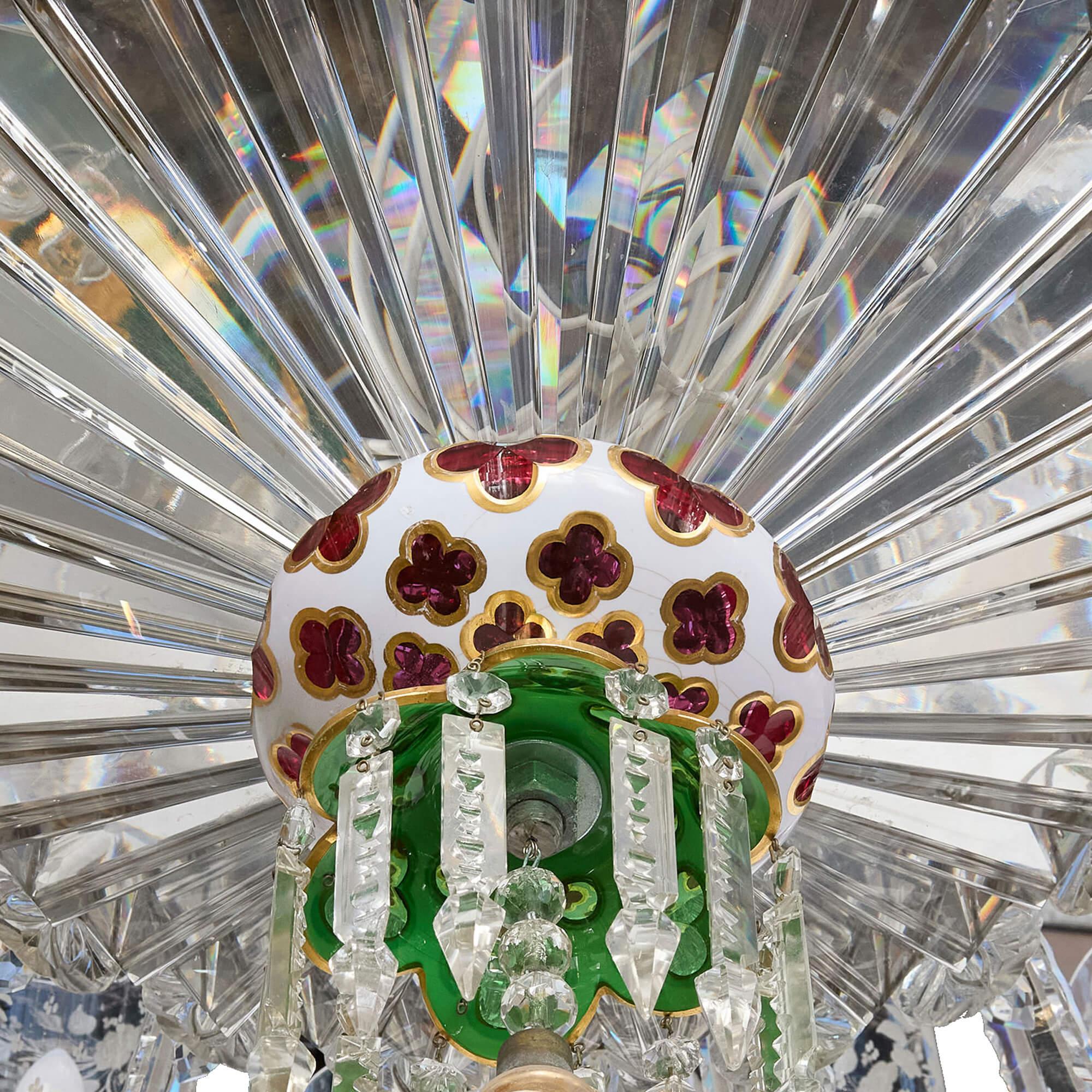 Gravé Très grand lustre ancien en verre rouge, vert et transparent de Baccarat. en vente