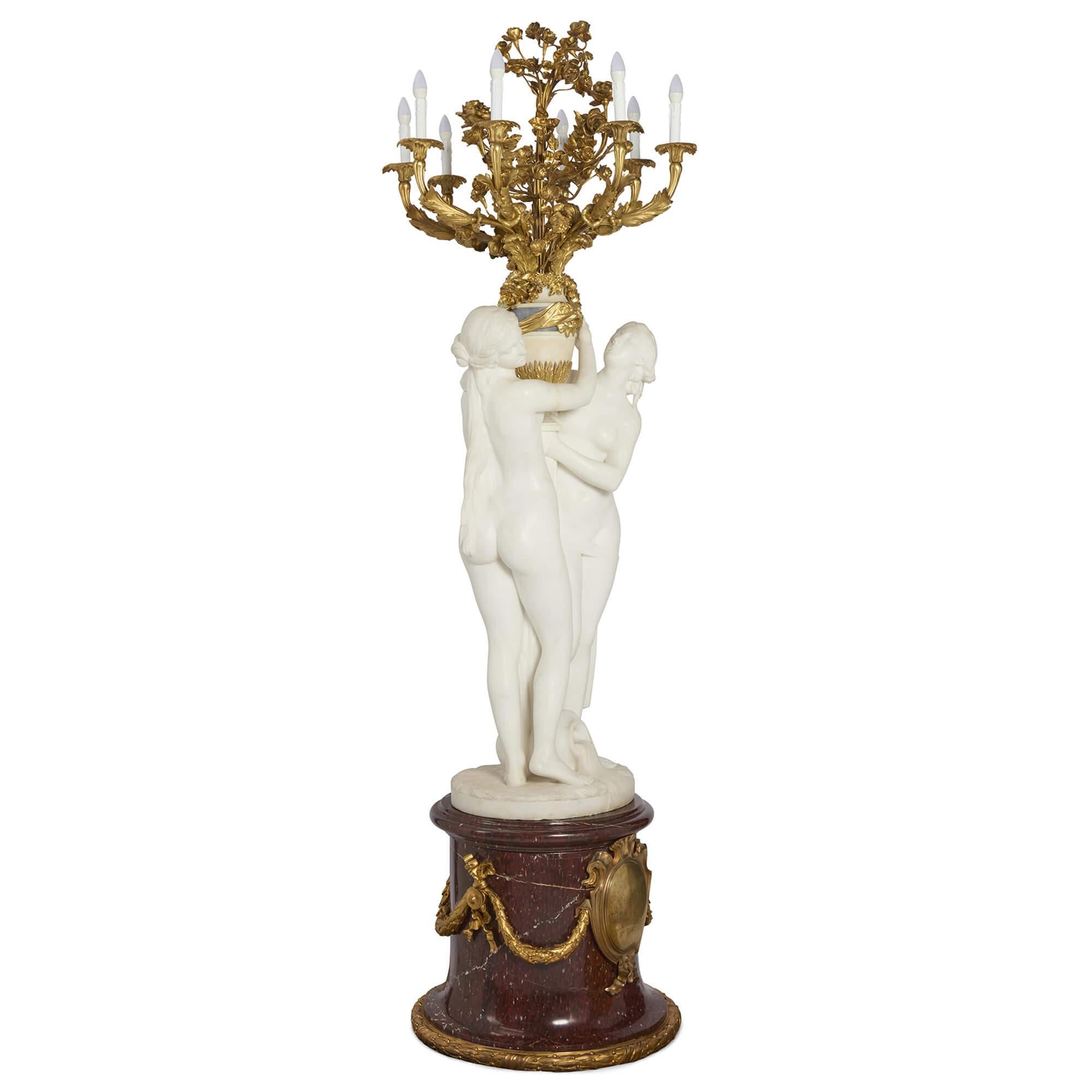 Très grand chandelier ancien français en marbre doré Carrier-Belleuse Barbedienne
Français, fin du 19e siècle
Chandelier : hauteur 198 cm, diamètre 80 cm
Base : Hauteur 56 cm, diamètre 58 cm
Encombrement : hauteur 254 cm, diamètre 80 cm

Ce