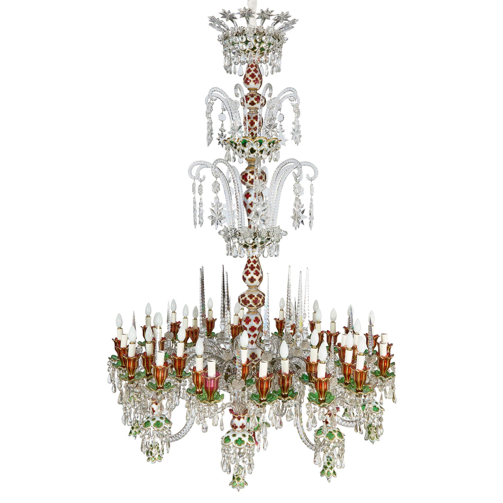 Muy Grande Antique French Vidrio Superpuesto Blanco Oro Verde Rojo Araña Baccarat
Francés, finales del siglo XIX 
Altura 210 cm, diámetro 135 cm

Con más de dos metros de altura, esta magnífica lámpara del siglo XIX es un testimonio del