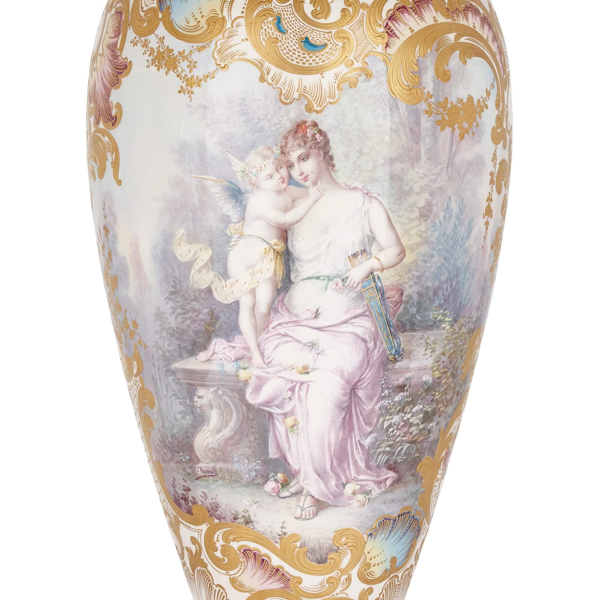 Sehr große antike französische Porzellanvase im Sèvres-Stil
Französisch, Ende 19. Jahrhundert
Höhe 154cm, Durchmesser 41cm

Diese fantastische Vase ist das Werk von J. Pascault, einem famosen Porzellankünstler des späten 19. Jahrhunderts, der sich
