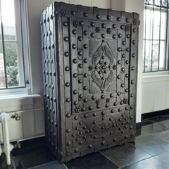 Sehr großer antiker italienischer Hobnail Safe, 1800