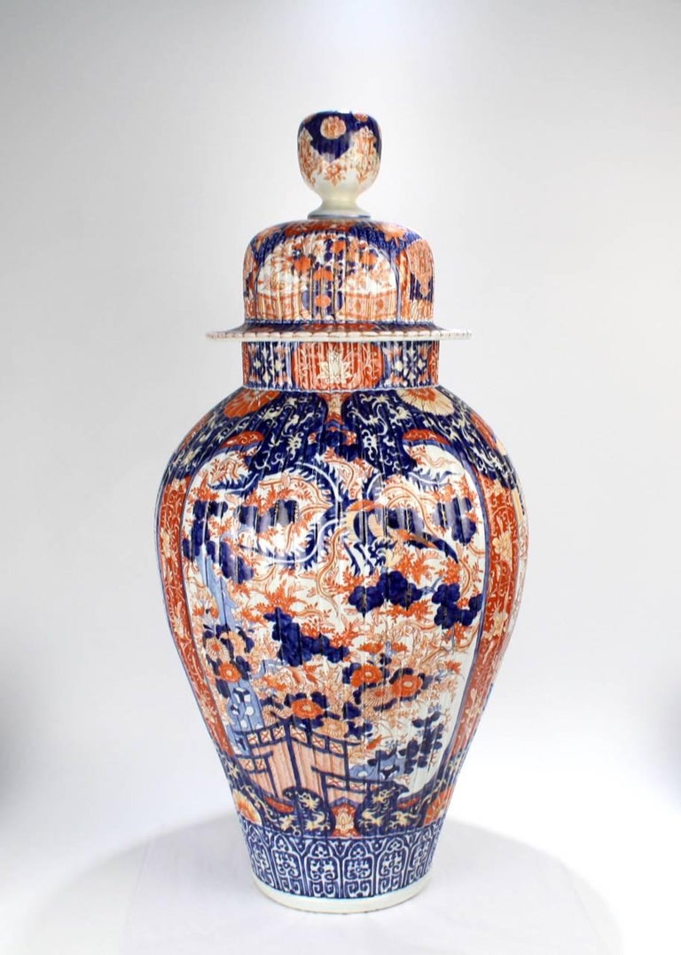 Große antike japanische Imari-Porzellan-Bodenvase mit Deckel oder Urne im  Angebot bei 1stDibs