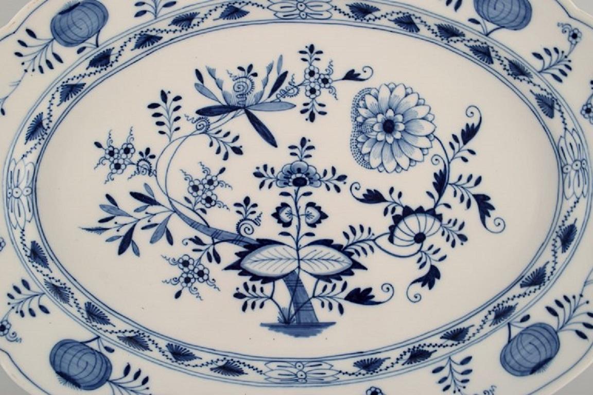 Very large antique Meissen Blue Onion serving dish in hand-painted porcelain. 
Late 19th century.
Measures: 45.5 x 33.5 x 4.5 cm.
In excellent condition.
Stamped.
3rd factory quality.