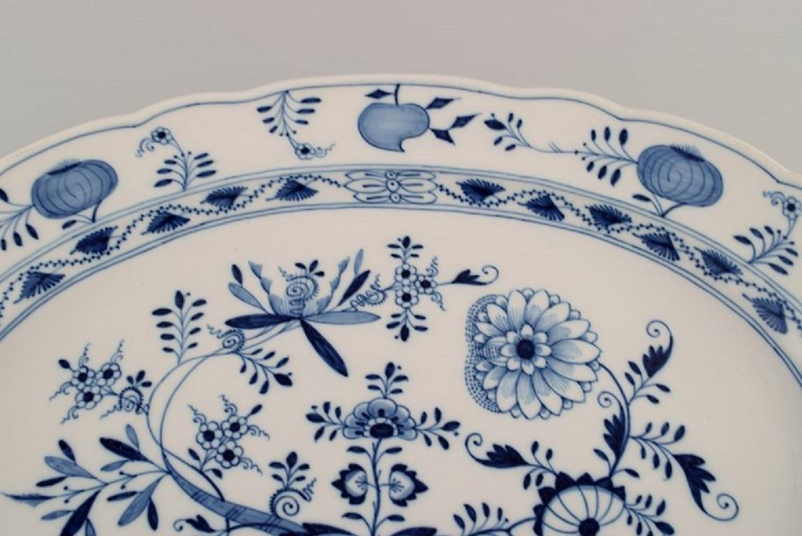 German Very Large Antique Meissen Blue Onion Serving Dish in Hand-Painted Porcelain