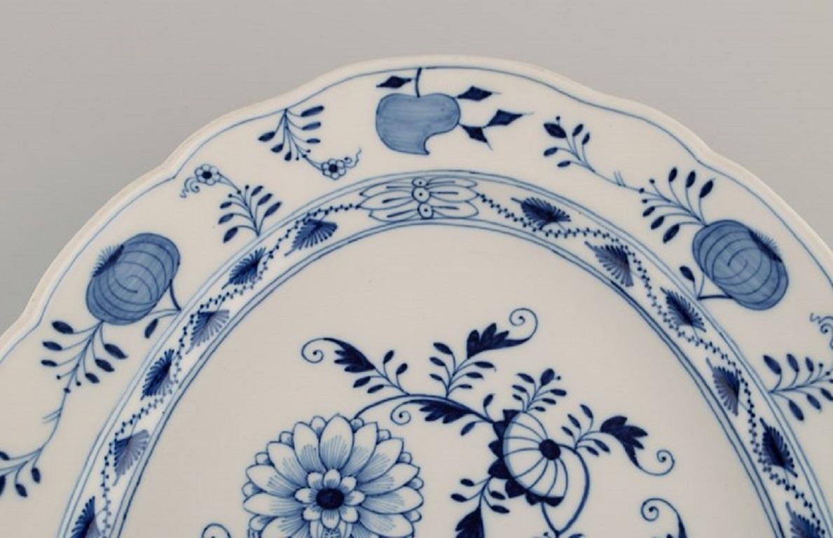 Very Large Antique Meissen Blue Onion Serving Dish in Hand-Painted Porcelain In Excellent Condition In Copenhagen, DK