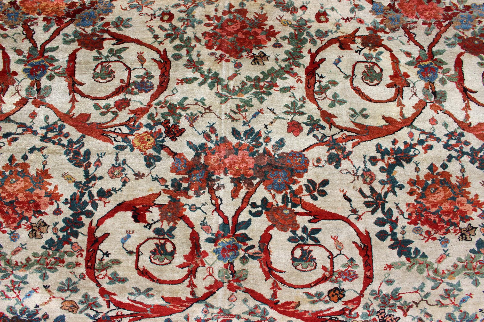 Tabriz Très grand tapis persan ancien Bidjar à fond ivoire et multicolore en vente