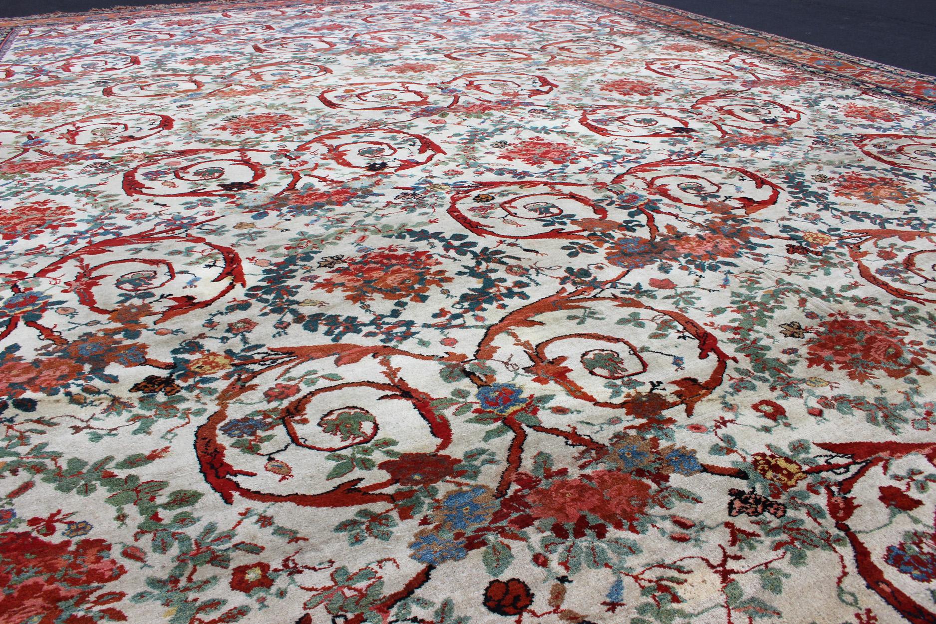 Très grand tapis persan ancien Bidjar à fond ivoire et multicolore Excellent état - En vente à Atlanta, GA