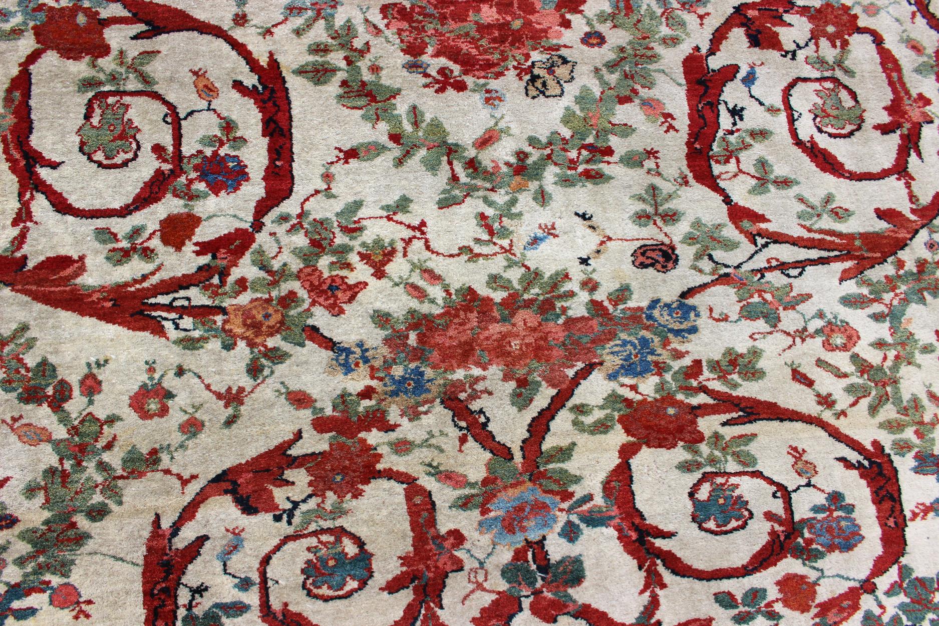Fin du XIXe siècle Très grand tapis persan ancien Bidjar à fond ivoire et multicolore en vente