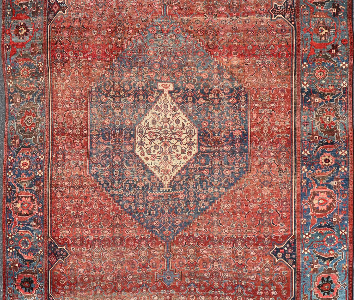 Tabriz Très grand tapis persan ancien Bidjar dans de multiples nuances de bleu, Tera-Cotta et rouge en vente