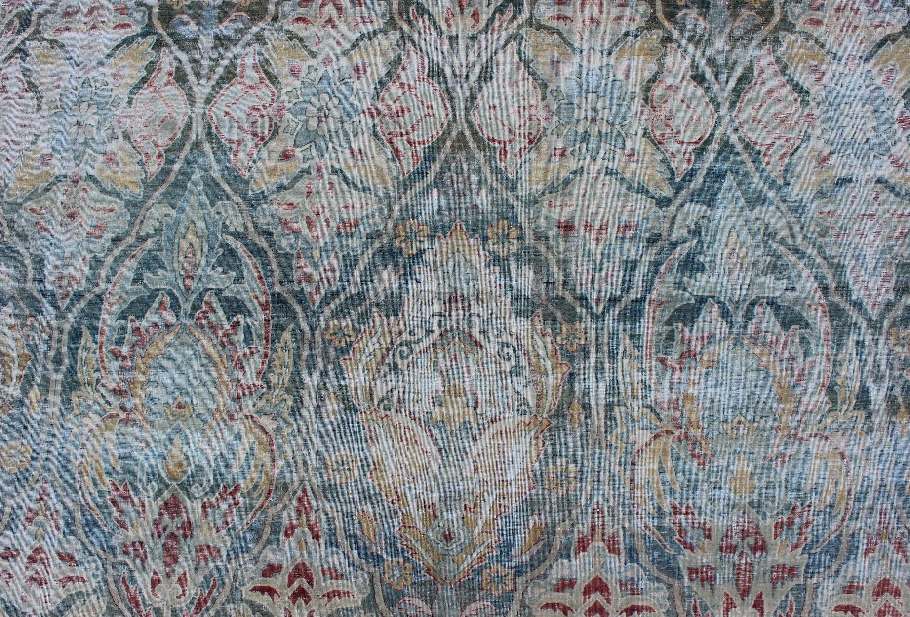 Großer antiker persischer Lavar Kerman-Teppich im Used-Stil in großformatigem Design im Angebot 1