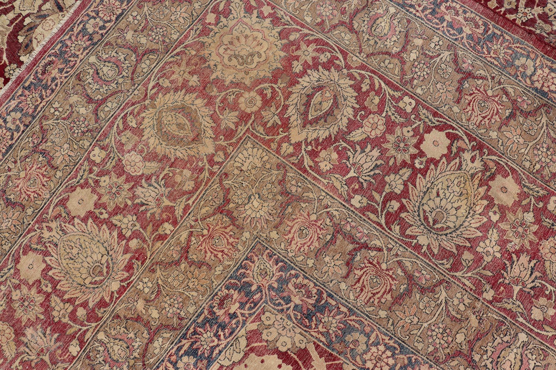 Cet étonnant et très grand Kerman persan ancien avec un motif floral complexe a été fabriqué sur mesure à la fin du 19e siècle. Il représente un motif royal dans des tons framboise, rose et or clair. Keivan Woven Arts/rug 16-1003, pays d'origine /