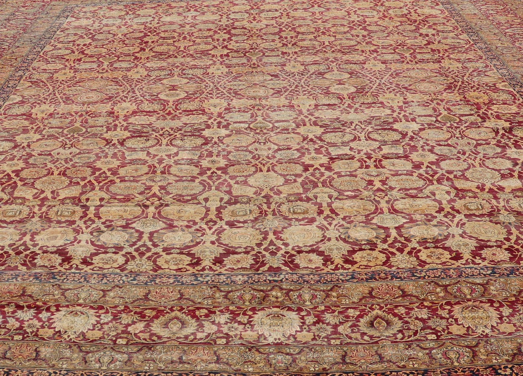 Noué à la main Très grand tapis persan ancien Kerman de taille palais avec motifs floraux sur toute sa surface en vente