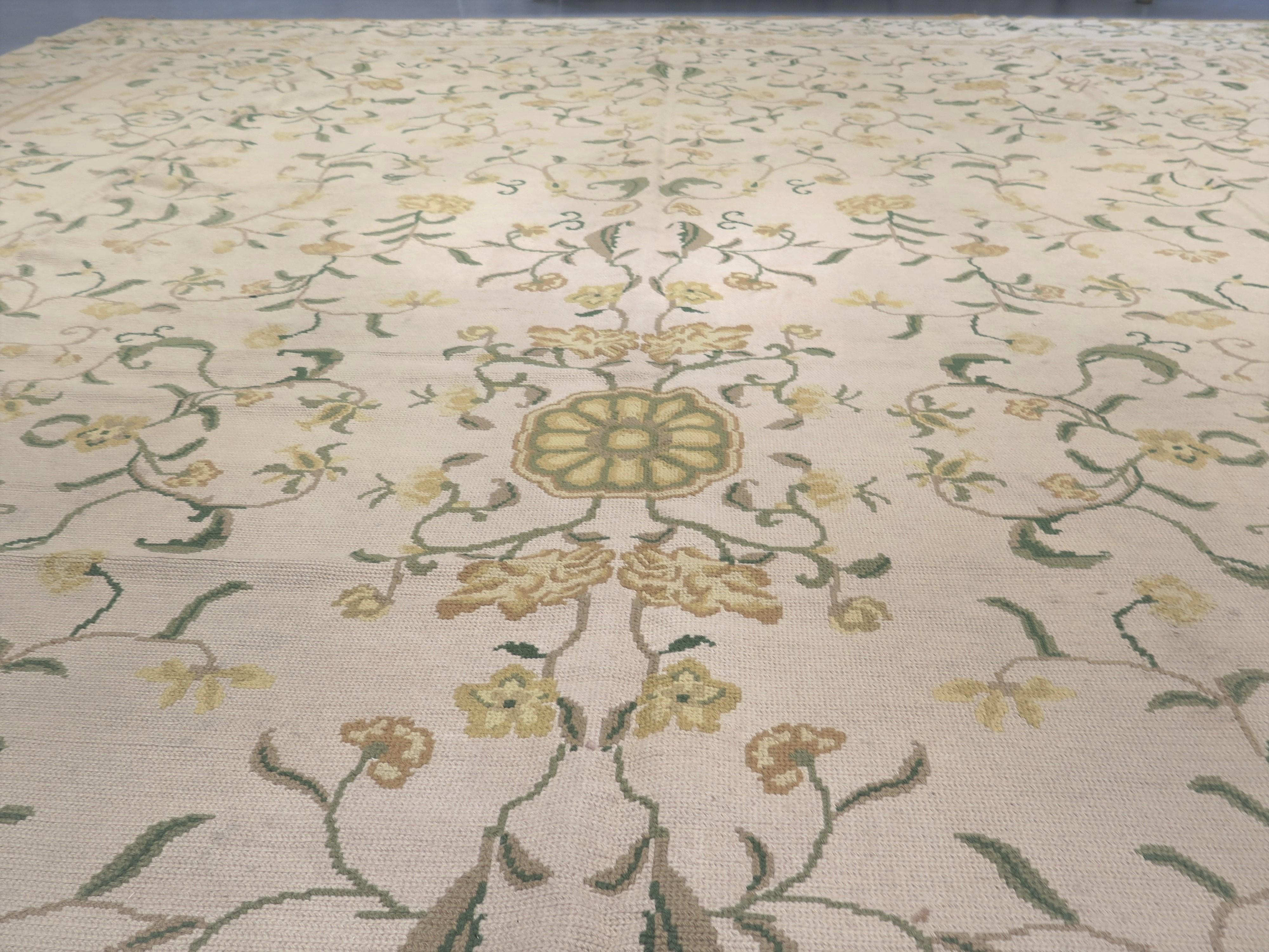 Großer antiker portugiesischer Gobelinstickerei-Teppich (Pflanzlich gefärbt) im Angebot