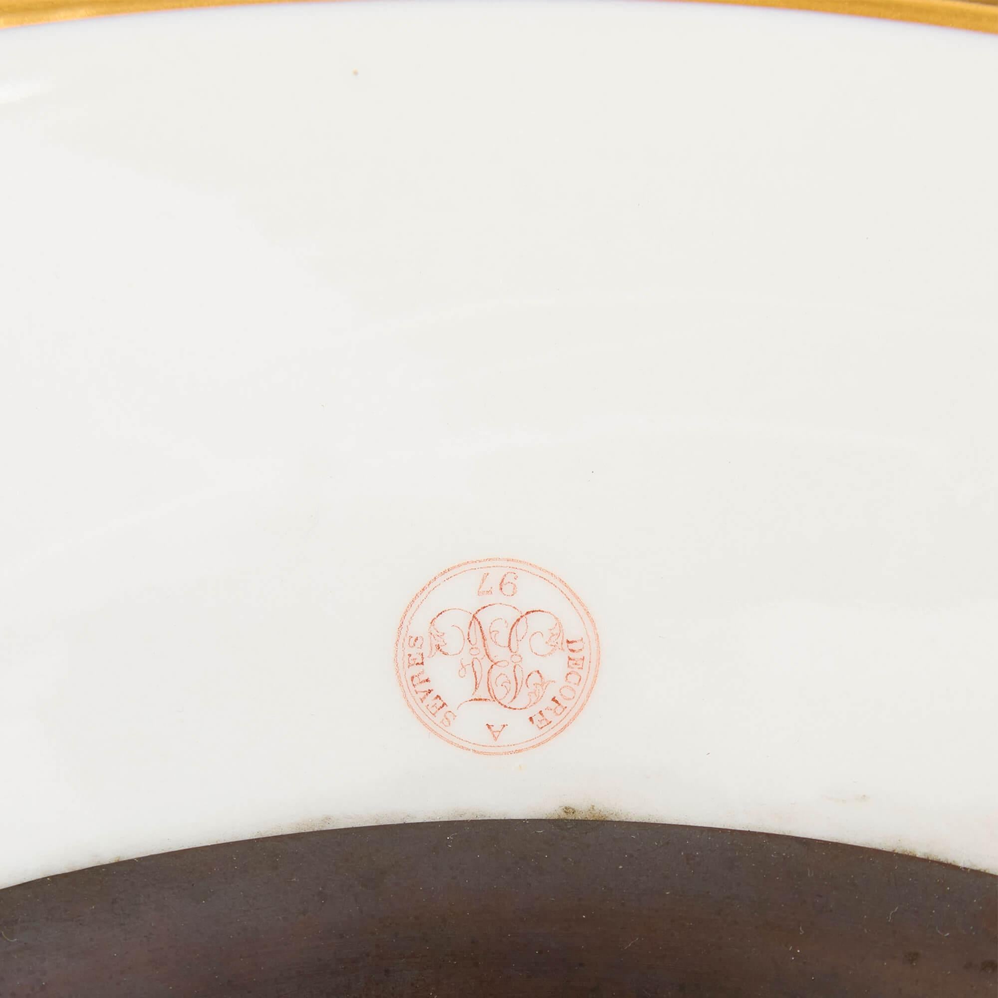 Sehr große antike Sèvres Porzellan Französisch Pâte-Sur-Pâte Vase Stand im Angebot 4