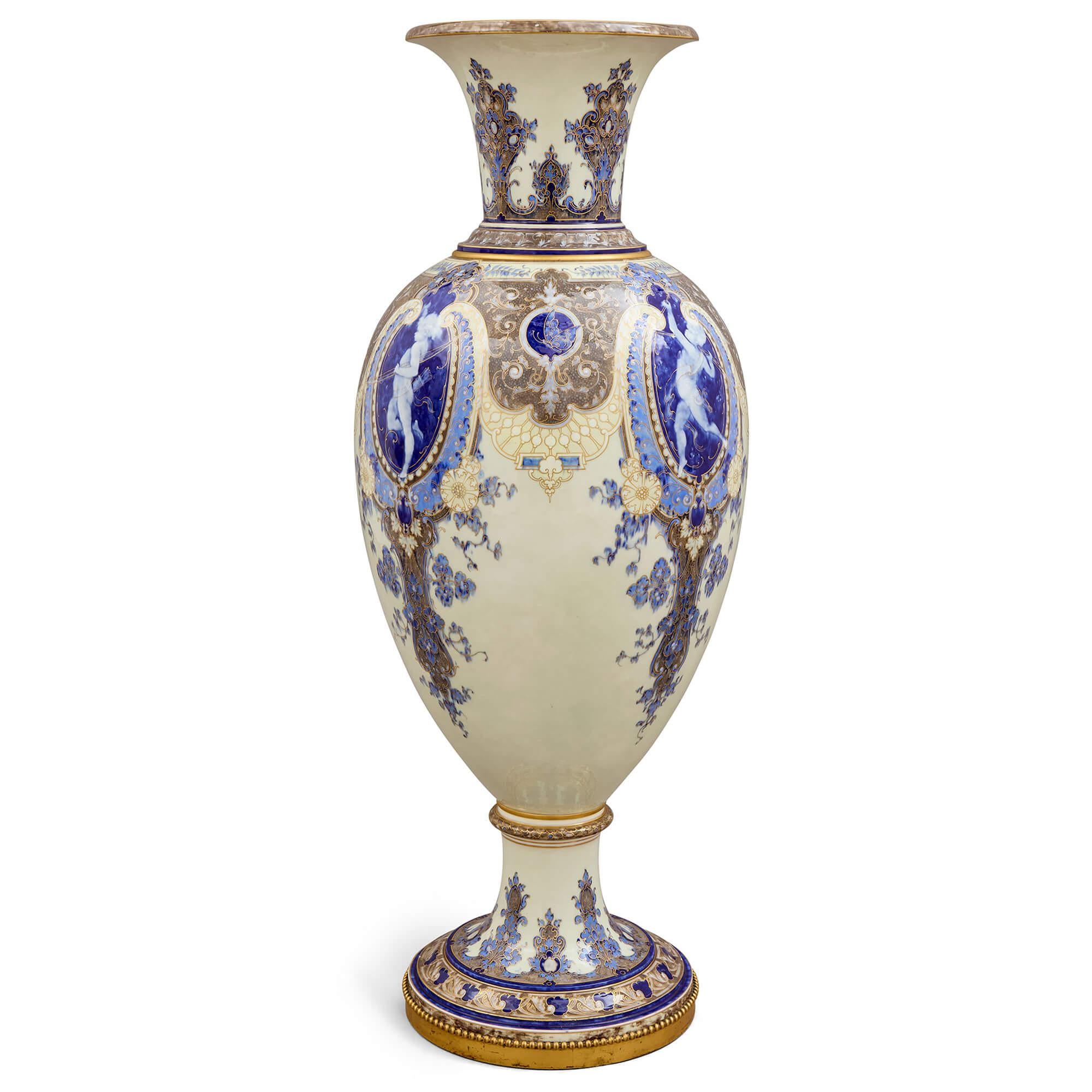 Sehr große antike Sèvres Porzellan Französisch Pâte-Sur-Pâte Vase Stand 
Französisch, 1897
Vase: Höhe 102cm, Durchmesser 40cm
Ständer: Höhe 51cm, Durchmesser 40cm
Gesamt: Höhe 153cm, Durchmesser 40cm

Diese beeindruckende und großzügige Vase aus dem