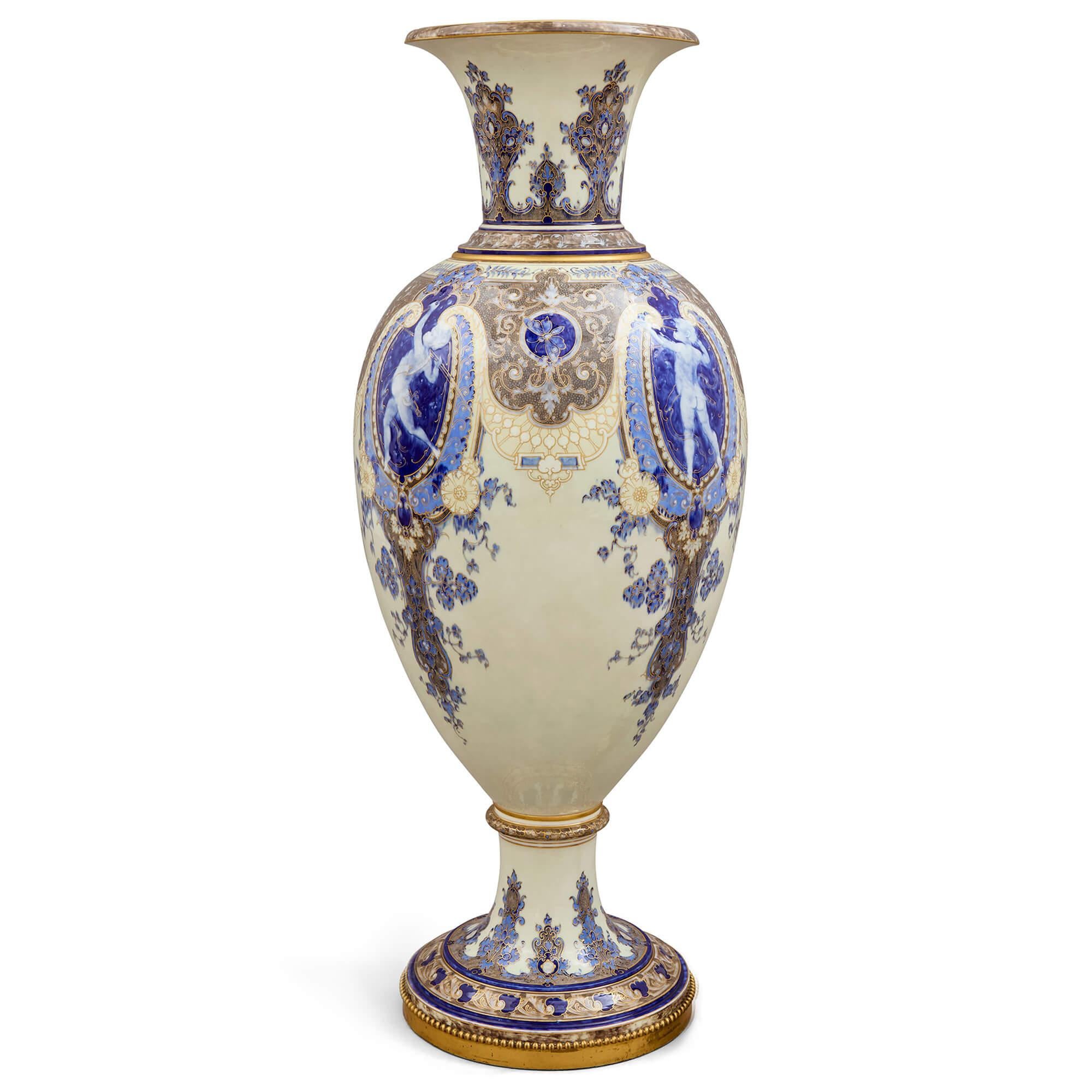Sehr große antike Sèvres Porzellan Französisch Pâte-Sur-Pâte Vase Stand (Neoklassisch) im Angebot