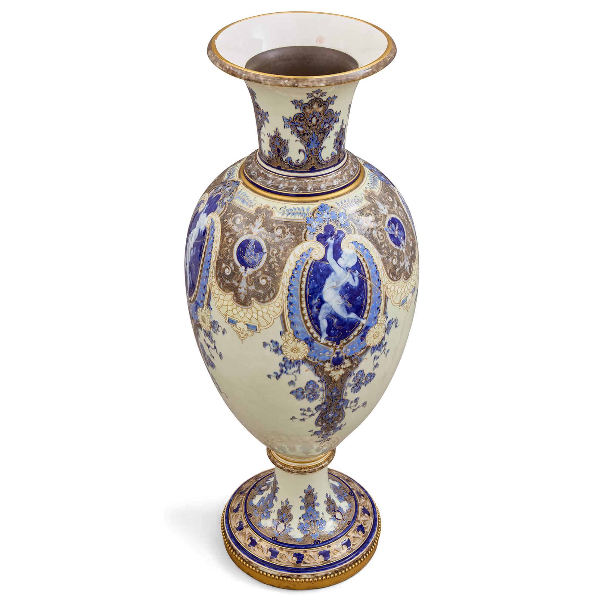 Sehr große antike Sèvres Porzellan Französisch Pâte-Sur-Pâte Vase Stand (Geschnitzt) im Angebot