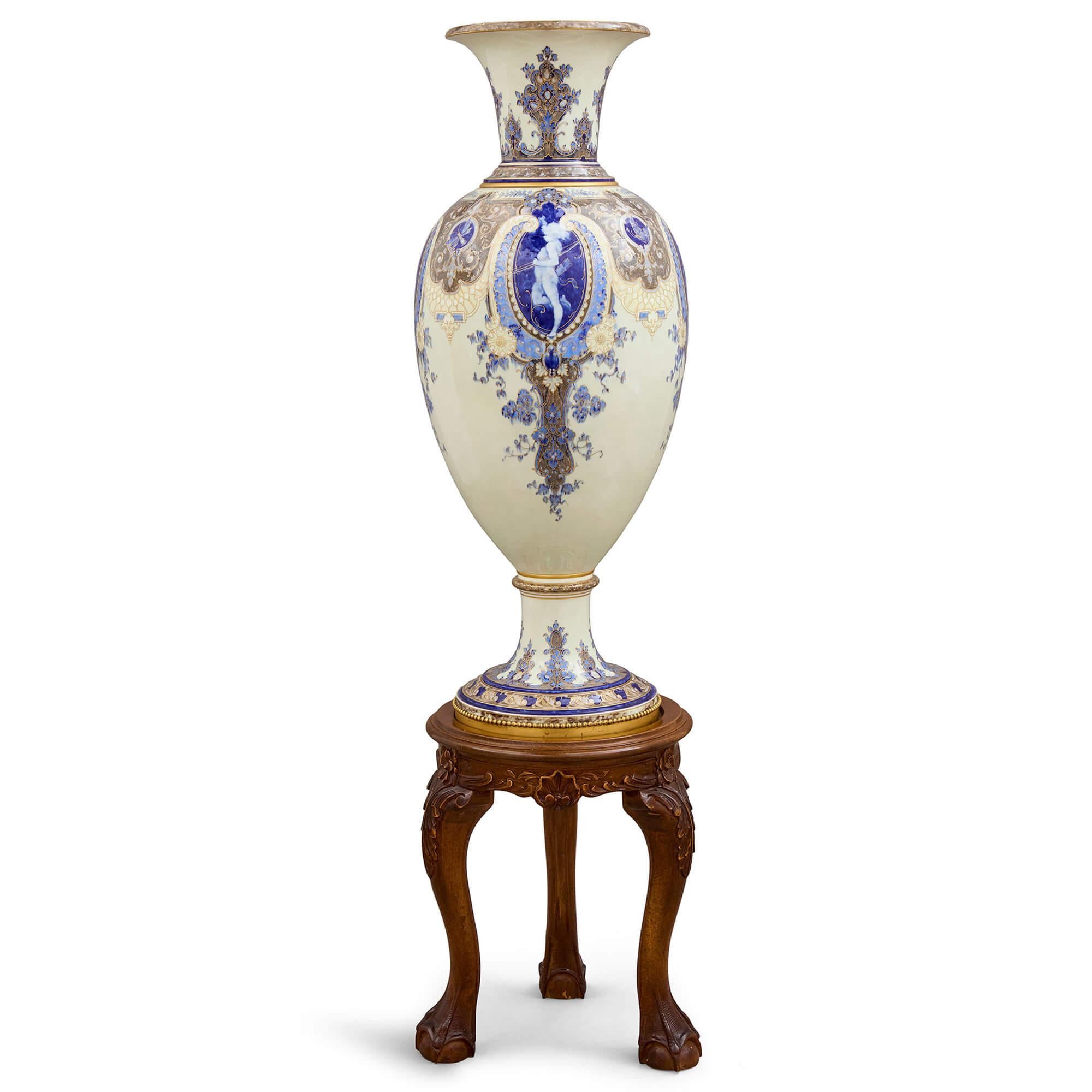 Sehr große antike Sèvres Porzellan Französisch Pâte-Sur-Pâte Vase Stand im Zustand „Gut“ im Angebot in London, GB