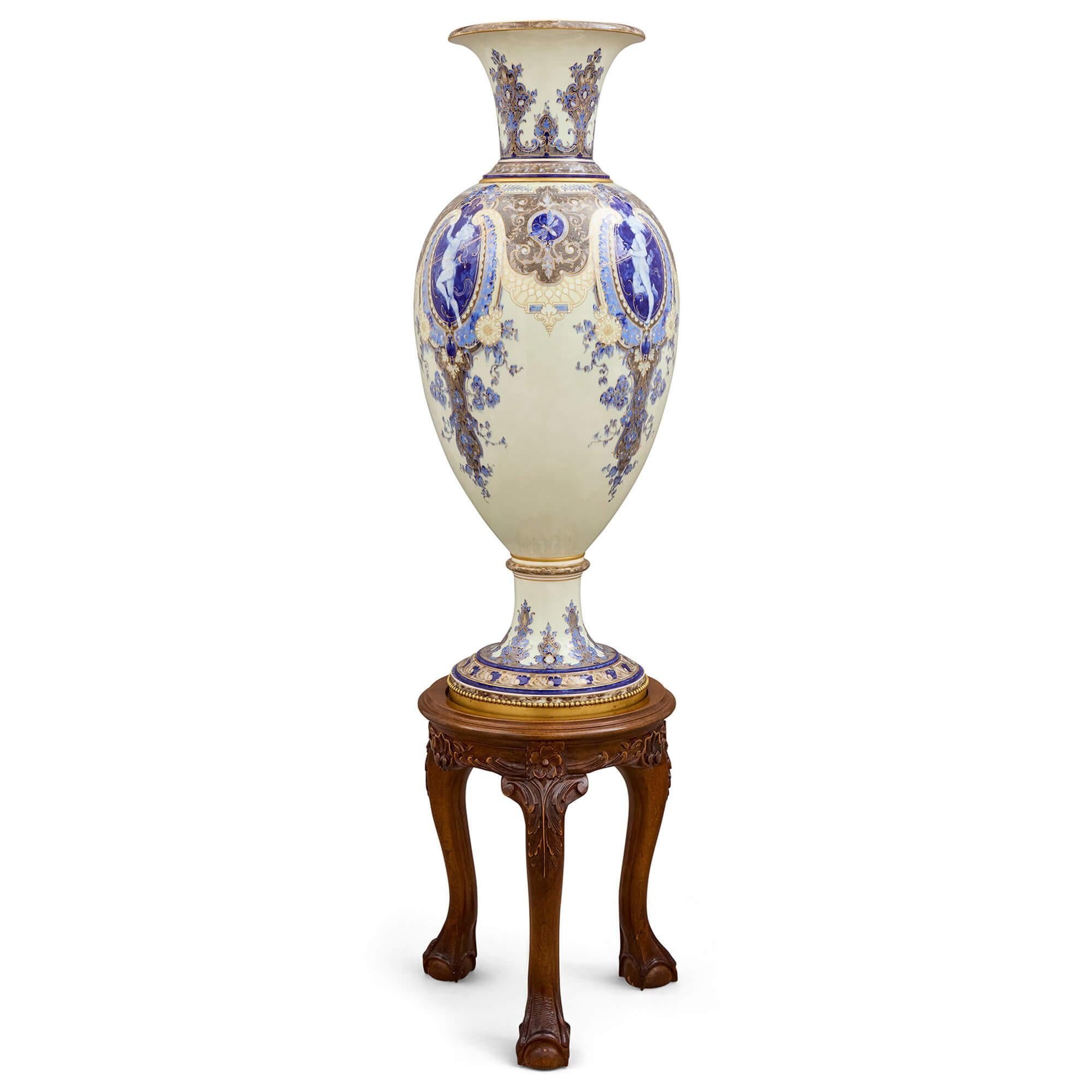 Sehr große antike Sèvres Porzellan Französisch Pâte-Sur-Pâte Vase Stand (19. Jahrhundert) im Angebot