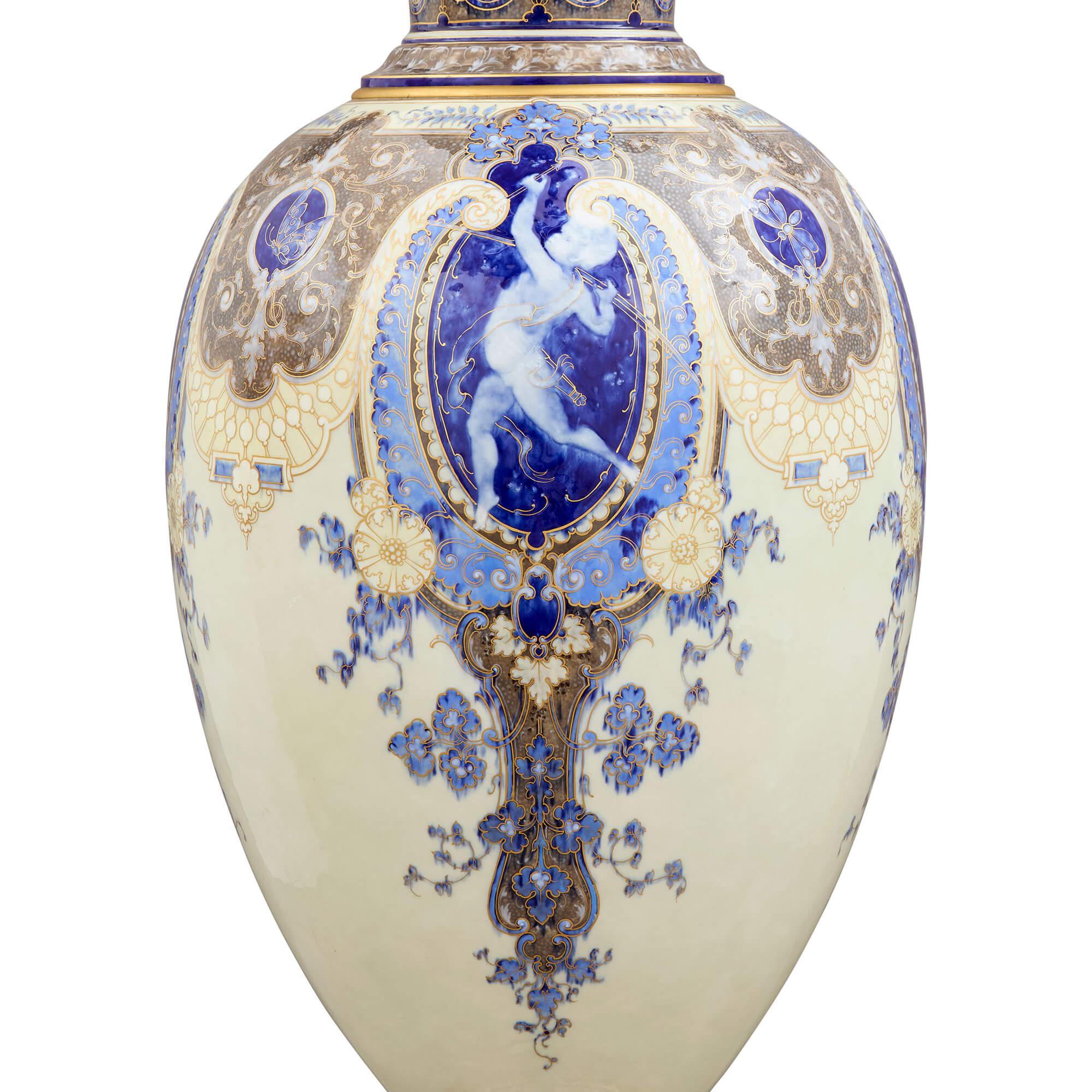 Sehr große antike Sèvres Porzellan Französisch Pâte-Sur-Pâte Vase Stand im Angebot 1