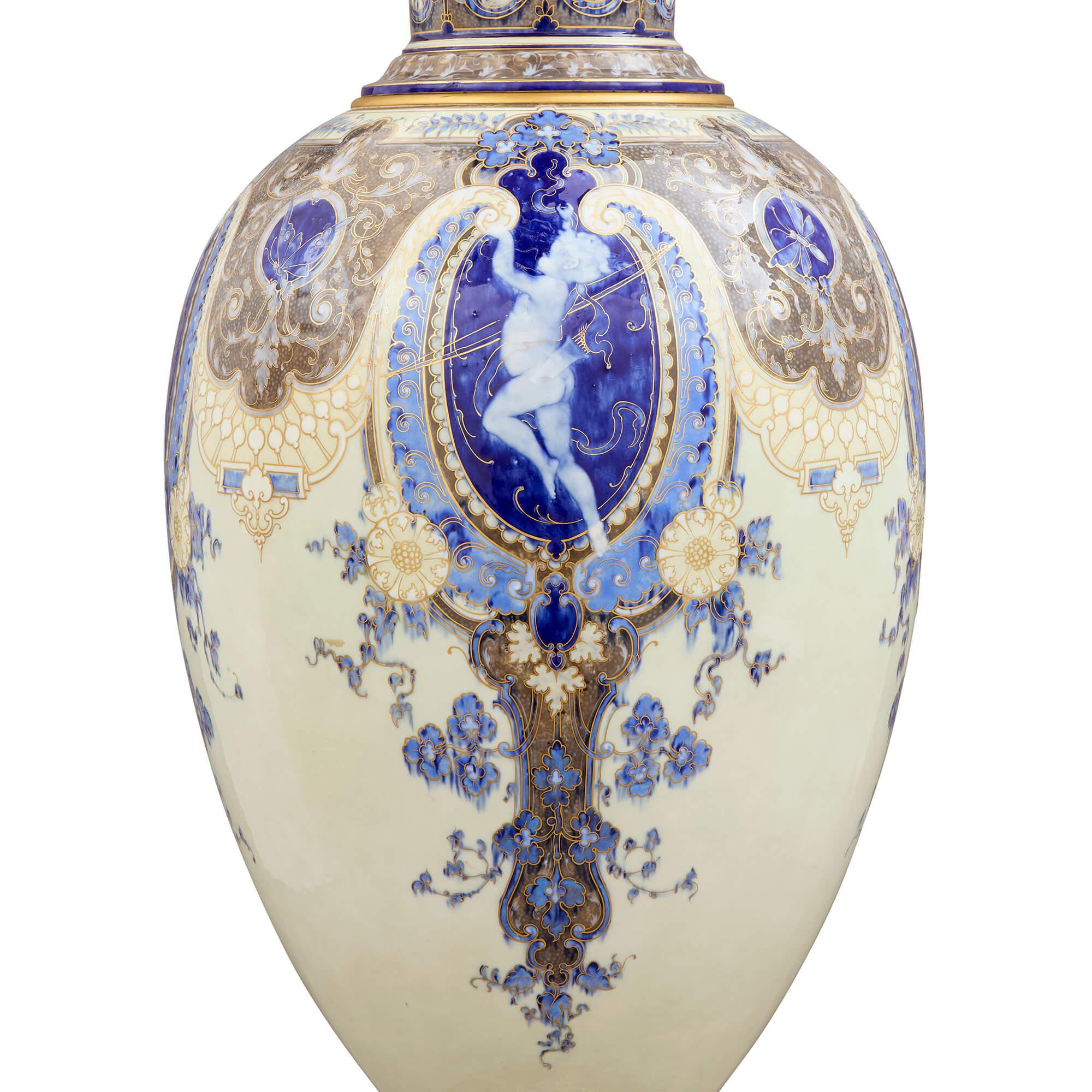 Sehr große antike Sèvres Porzellan Französisch Pâte-Sur-Pâte Vase Stand im Angebot 3