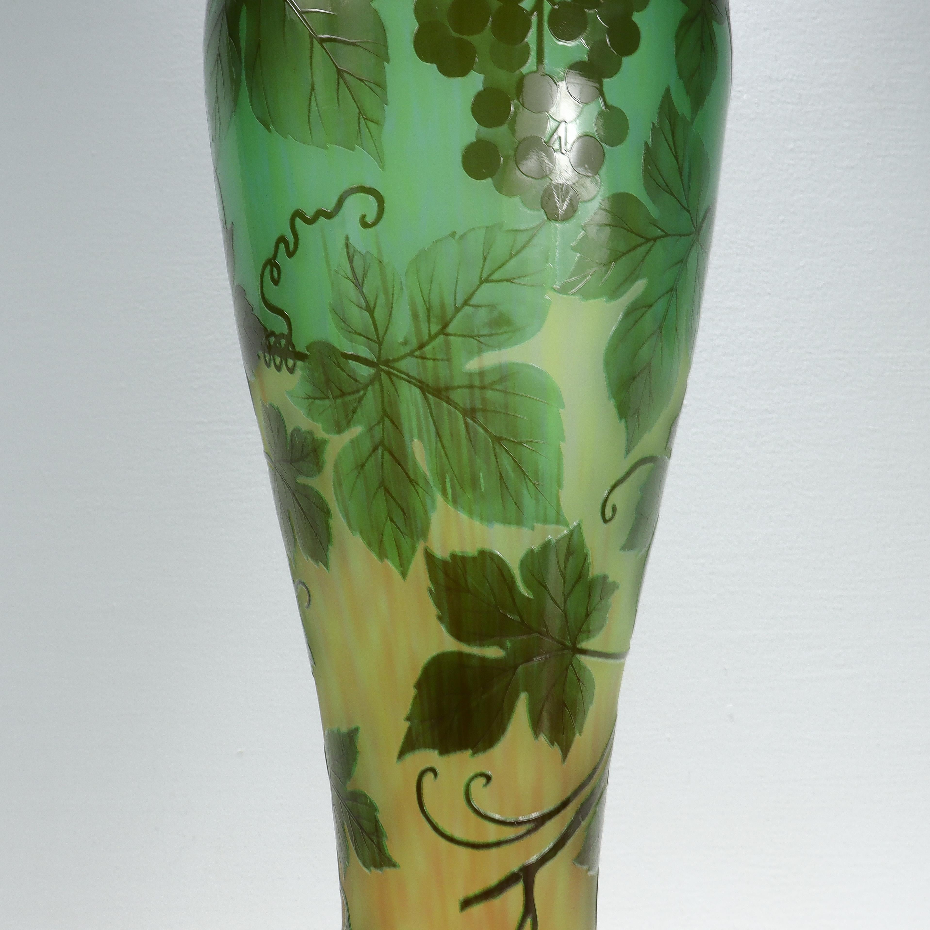 Très grand vase en verre d'art ancien signé Gallé, Art Nouveau français, camée vert. en vente 2