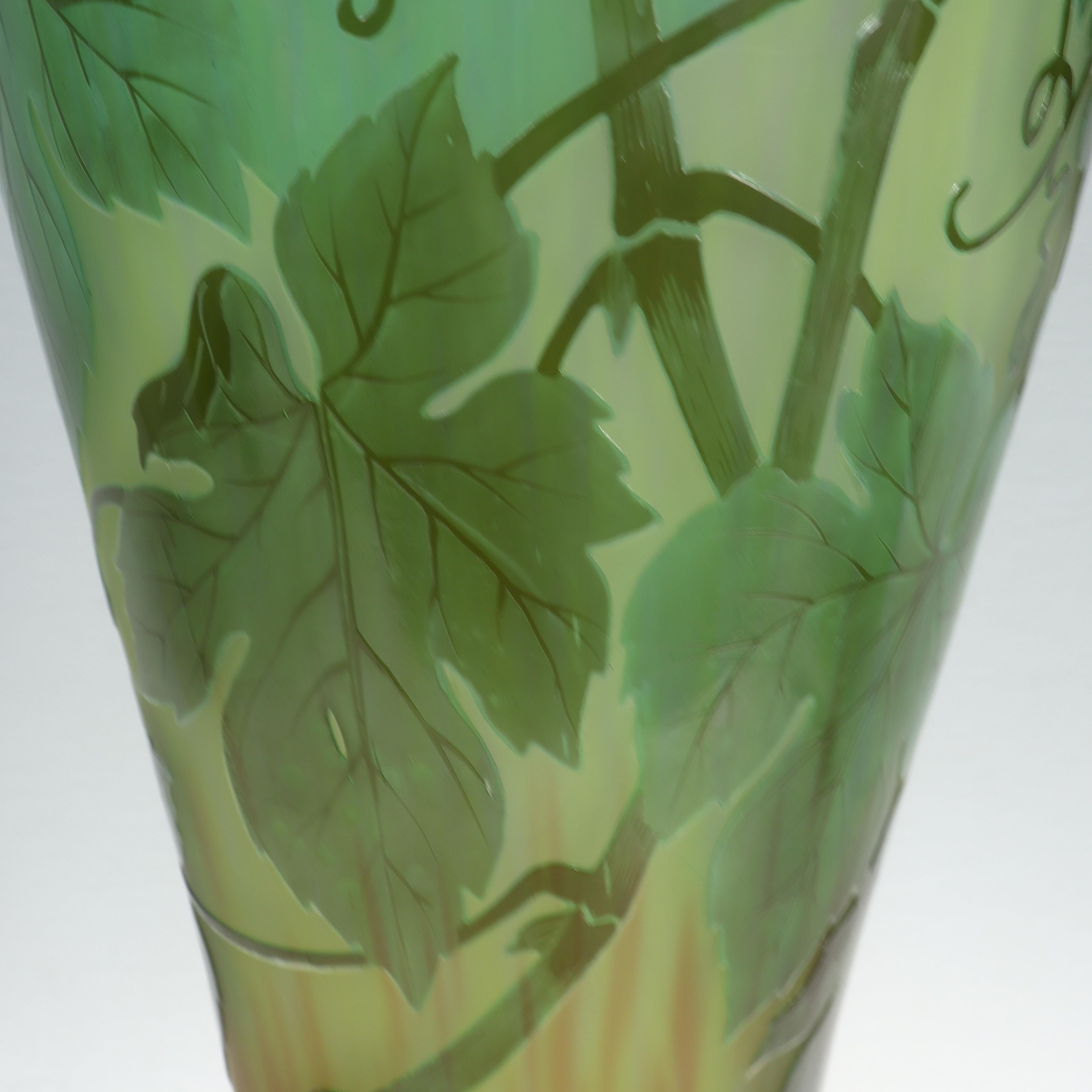 Très grand vase en verre d'art ancien signé Gallé, Art Nouveau français, camée vert. en vente 6