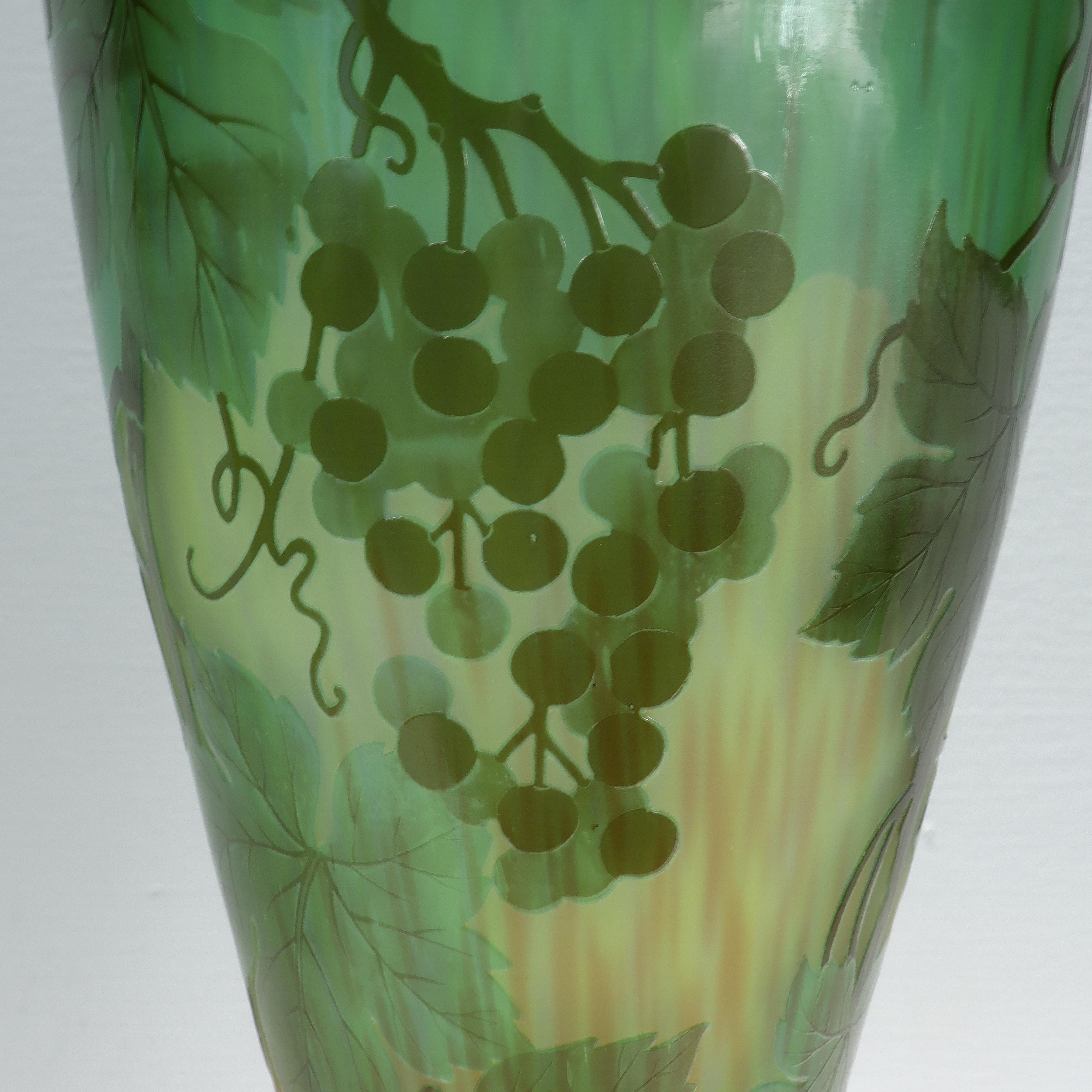 Très grand vase en verre d'art ancien signé Gallé, Art Nouveau français, camée vert. en vente 7