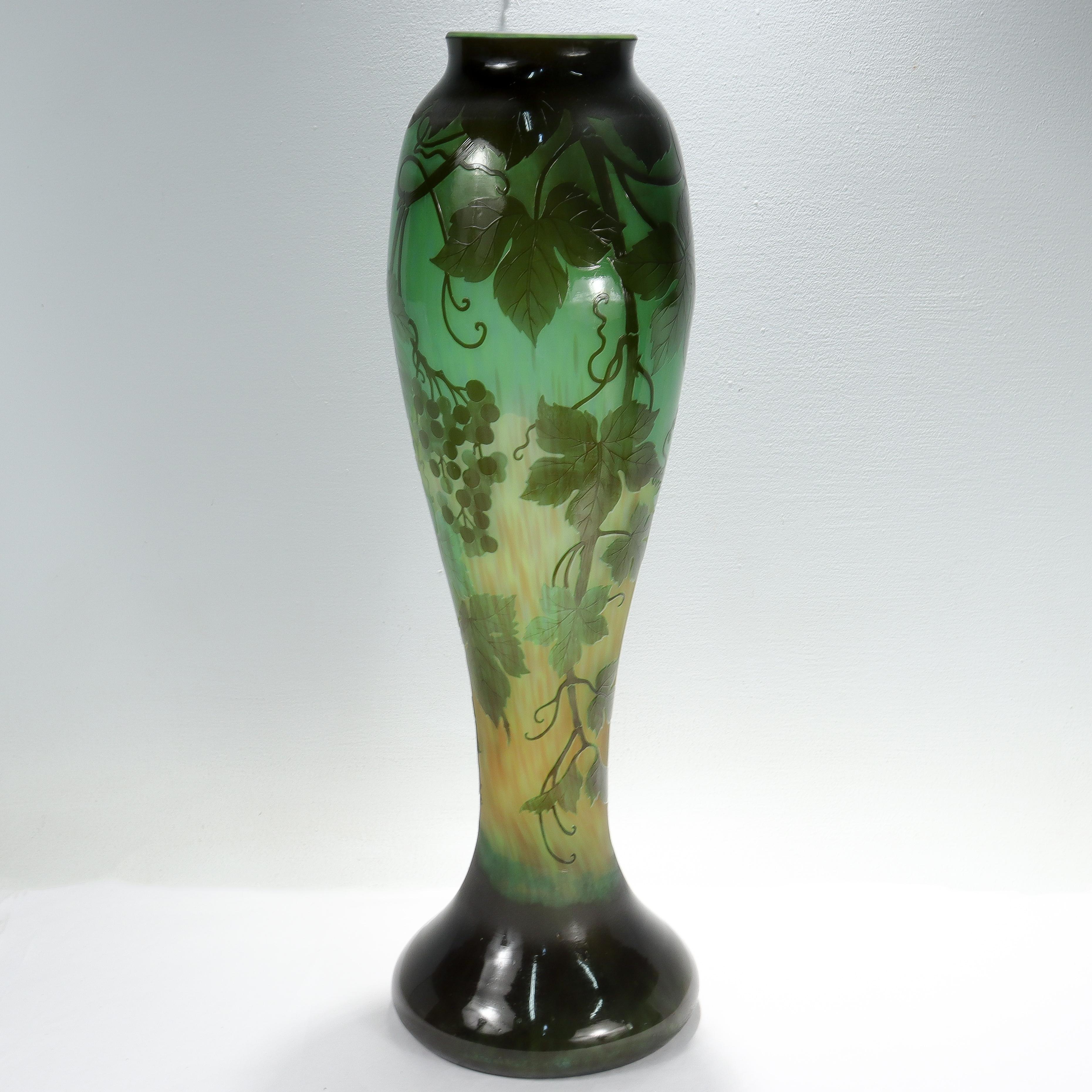 Français Très grand vase en verre d'art ancien signé Gallé, Art Nouveau français, camée vert. en vente