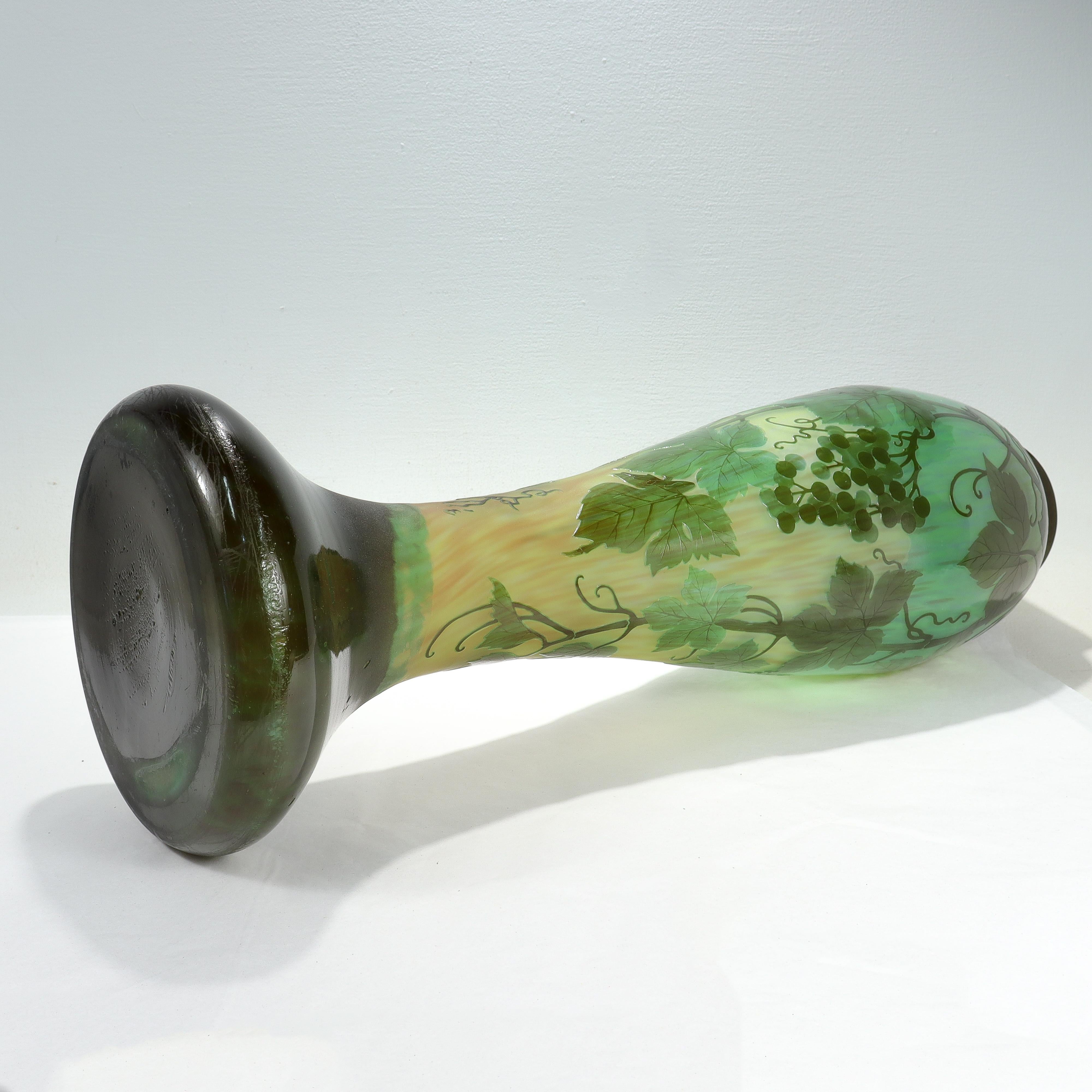 Verre Très grand vase en verre d'art ancien signé Gallé, Art Nouveau français, camée vert. en vente