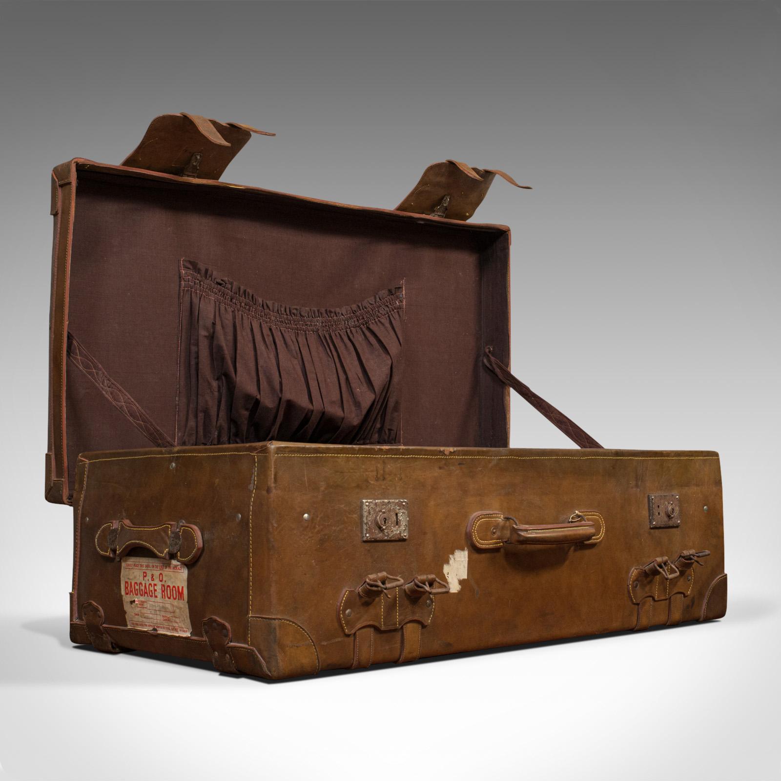 Il s'agit d'une très grande valise de voyage. Malle de bateau à vapeur ou d'expédition en cuir, datant de la fin de la période victorienne, vers 1900.

Des dimensions généreuses pour le plus grand des voyages
Affiche une patine vieillie