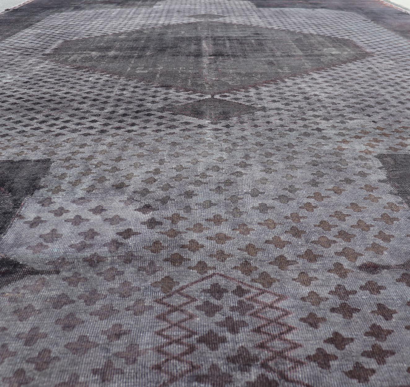 Medidas: 12'10 x 22'10 

 Alfombra turca antigua Oushak muy grande con diseño de medallón geométrico
Alfombra Keivan Woven Arts / KBE-230401, origen / Turquía. Principios del siglo XX. 

Esta hermosa alfombra de Turquía de principios del siglo XX