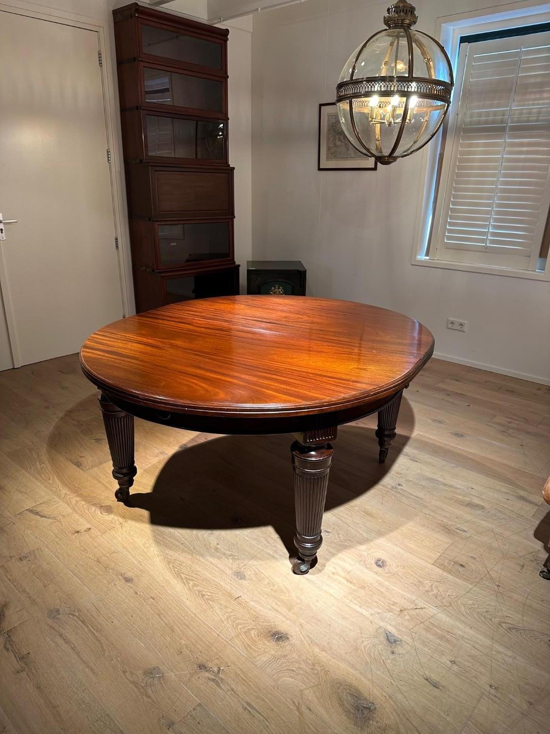 Early Victorian Very large antique Victorian dining table For Sale