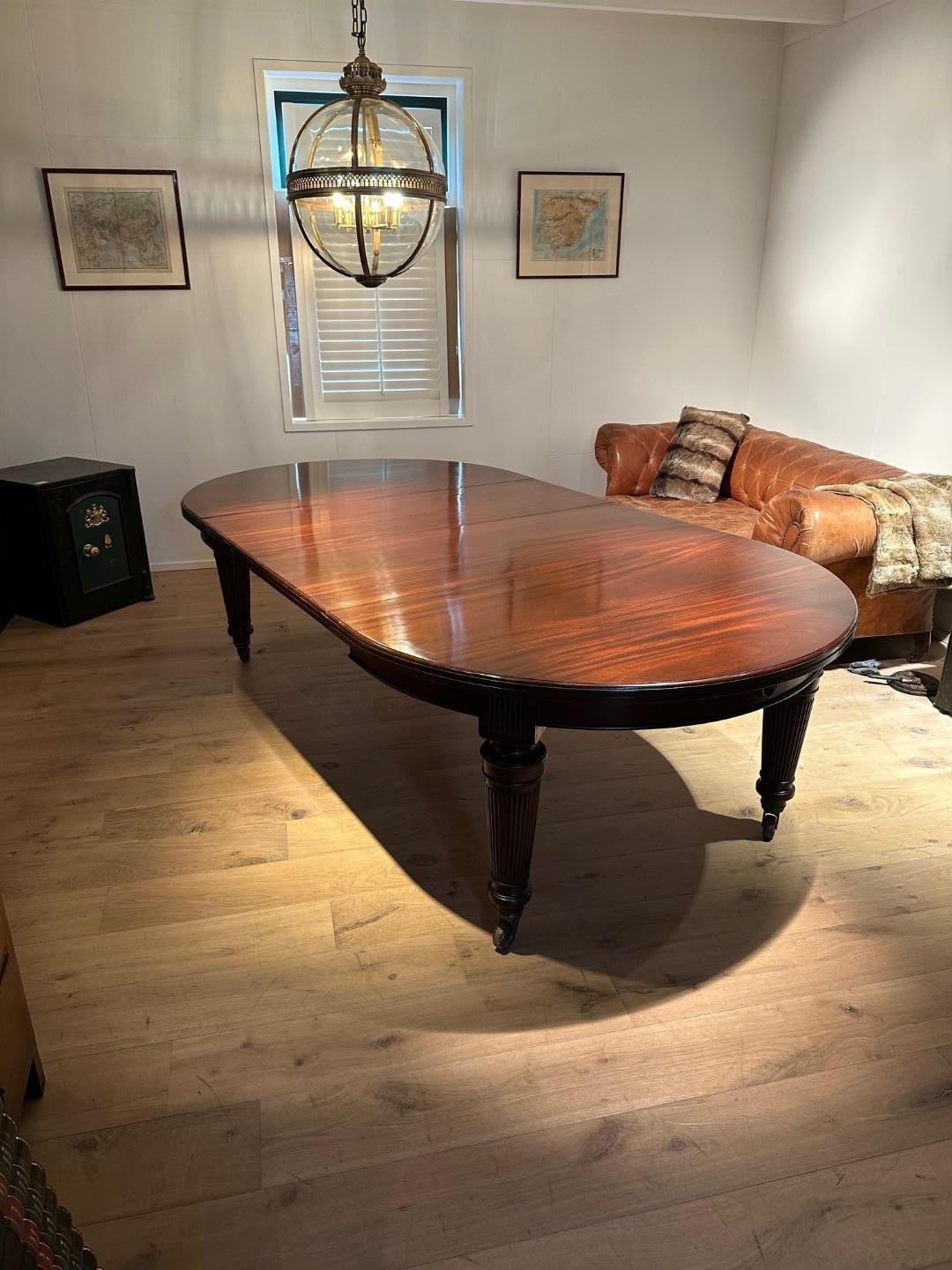 Mahogany Very large antique Victorian dining table For Sale