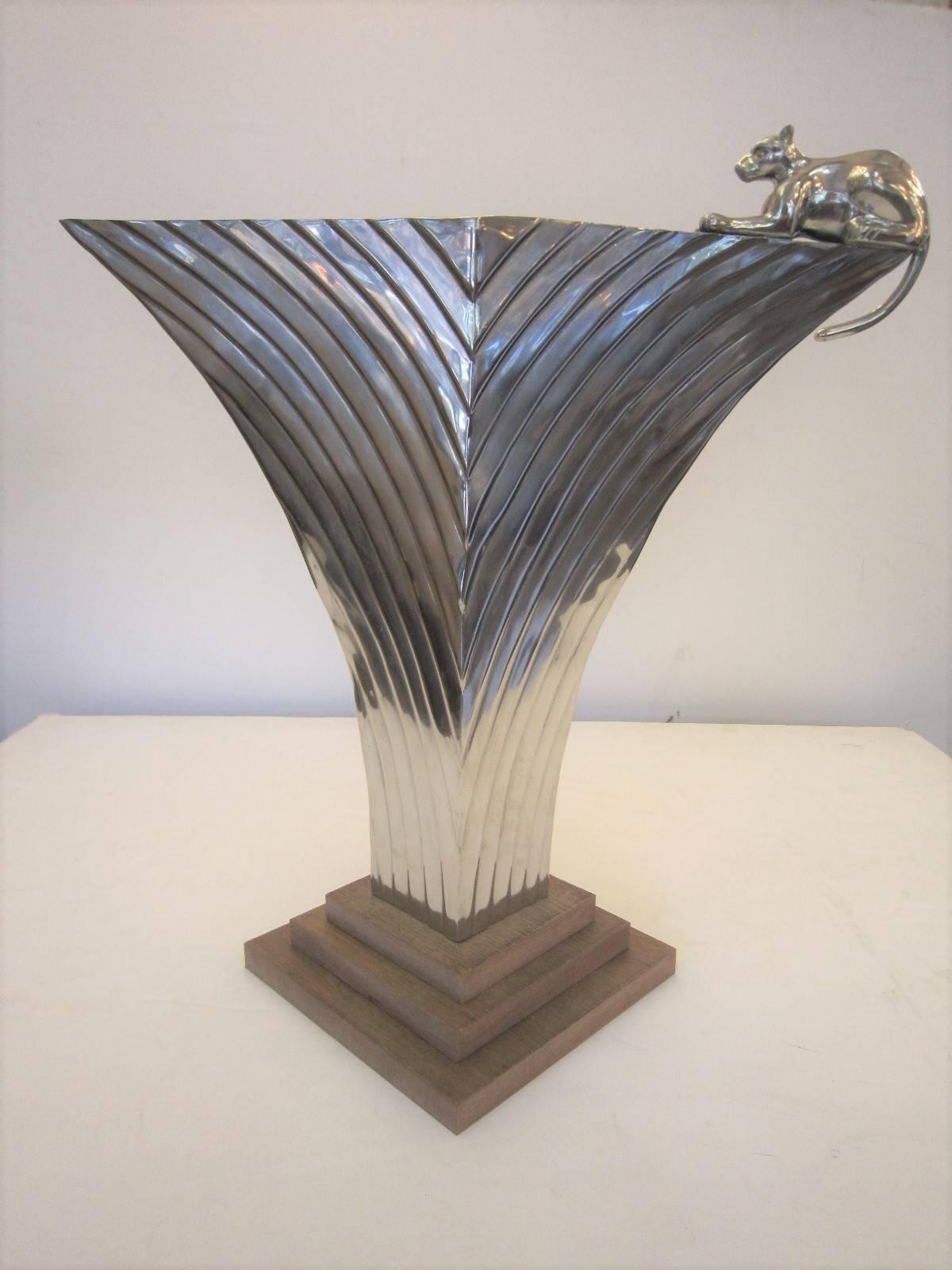 Très grand vase en laiton nickelé cannelé Art Déco Revival avec panthère en vente 8